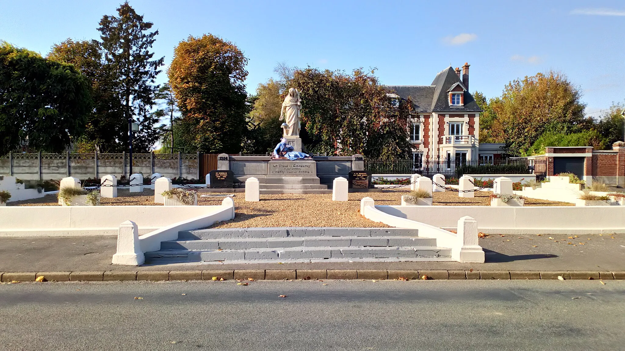 Photo showing: Chaulnes, monument aux morts 2