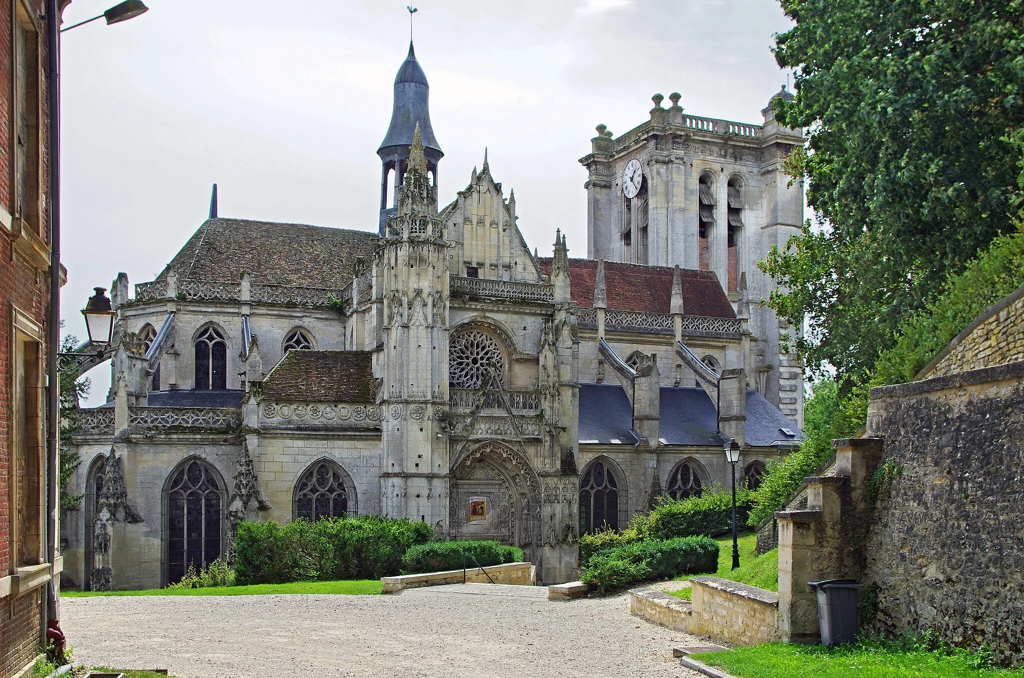 Photo showing: Église Saint-Jean-Baptiste de Chaumont-en-Vexin.
Construite vers 1530-1535 en style ogival flamboyant sauf la tour de style Renaissance. L'église sera consacrée en 1554 par le cardinal Charles de Bourbon qui était le neveu du principal donataire.
Le breton Jacques Cambry, le premier préfet de l'Oise, nommé par Napoléon, parlera de "miniature de cathédrale".
L'édifice n'est pas parfaitement orienté suivant la tradition, son axe longitudinal étant orienté du nord-est au sud-ouest. Certainement une conséquence du terrain choisi.
Il était prévu une deuxième tour, mais celle-ci ne dépassa pas trois ou quatre mètres de hauteur et fut finalement démolie au XIXe siècle.

Church of St. John Baptist de Chaumont-en-Vexin .

Built around 1530-1535 in flamboyant Gothic style except the tower Renaissance. The church was consecrated in 1554 by Cardinal Charles de Bourbon, who was the nephew of the main recipient.
Jacques Cambry, the first Prefect of the Oise, appointed by Napoleon, will discuss "miniature cathedral."
The building is not perfectly oriented according to tradition, its longitudinal axis is oriented northeast to southwest. Certainly a consequence of the chosen field.

It was planned a second tower, but it did not exceed three or four meters high and was finally demolished in the nineteenth century.