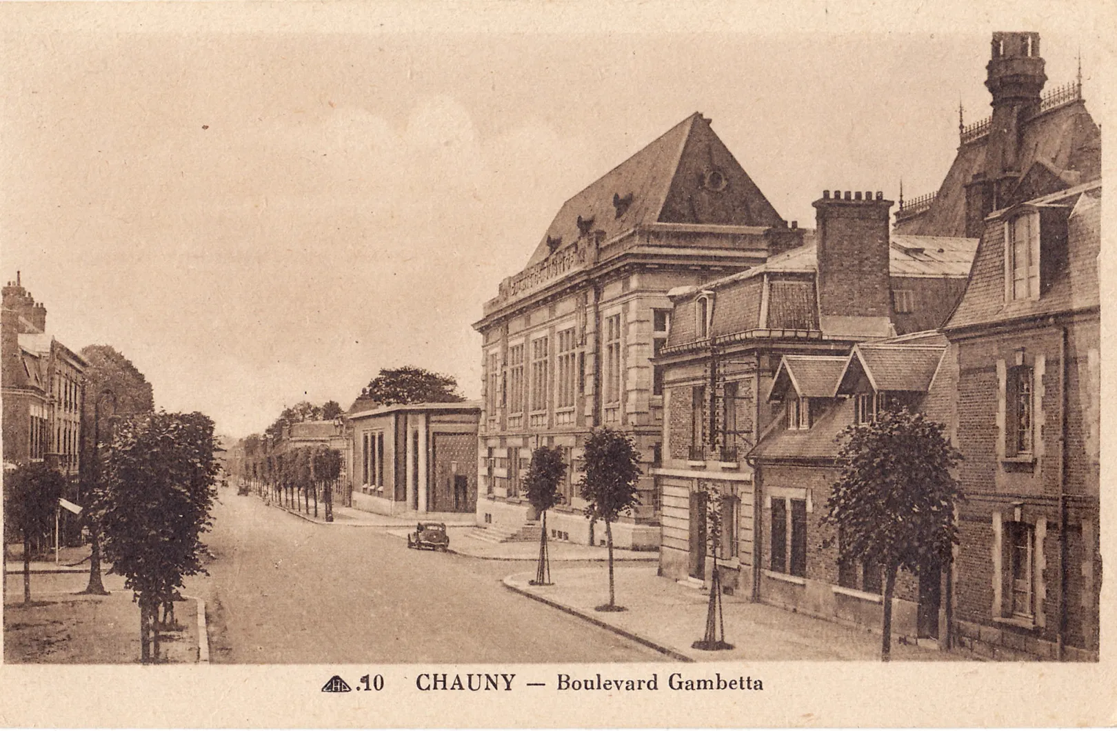 Photo showing: Carte postale ancienne éditée par CAP pour Lacour, Tabac à Chauny  : CHAUNY - Boulevard Gambetta