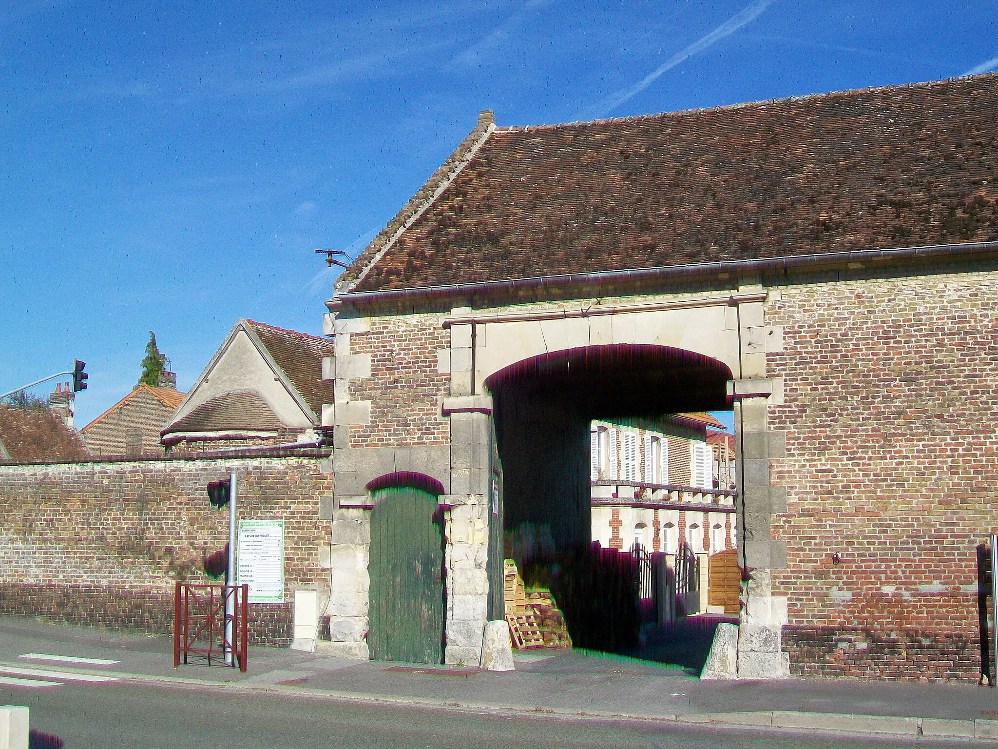Photo showing: Portail de ferme, rue de la Gare (place Saint-Georges).