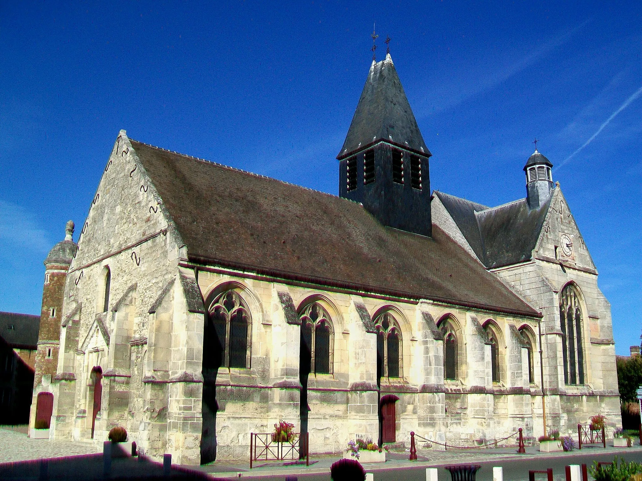 Photo showing: Vue d'ensemble de l'église depuis le sud-ouest.