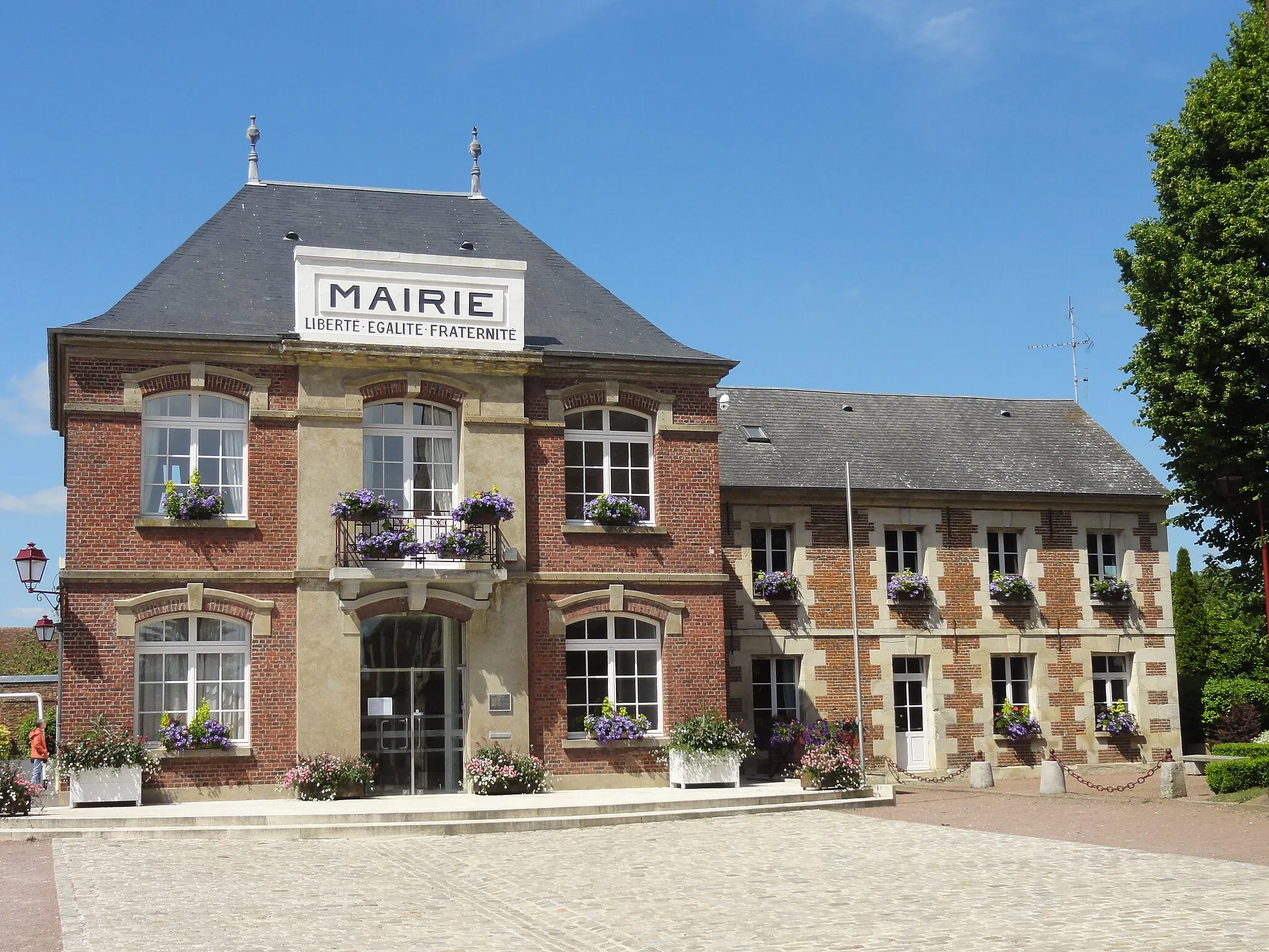 Photo showing: La mairie de Chevrières, place René Langlois-Meurinne.