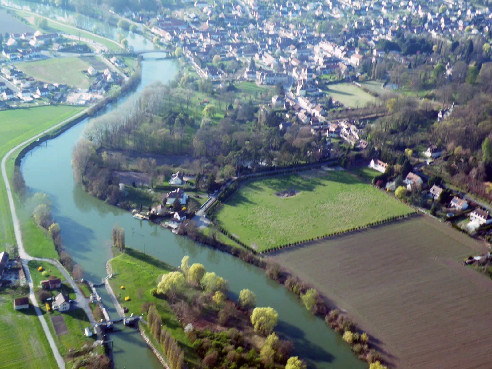 Photo showing: Photo aérienne, vue de l'église, de la mairie et de l'Aisne ainsi que d'une partie de la ville.