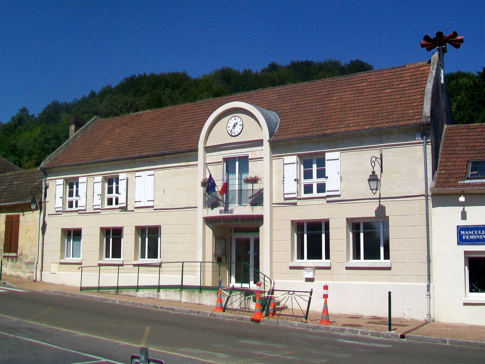 Photo showing: La nouvelle mairie, rue de Liancourt.