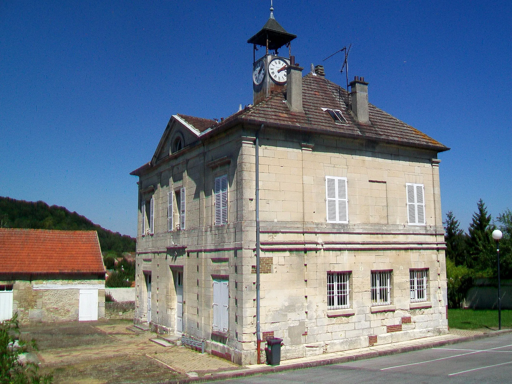 Photo showing: L'ancienne mairie-école, rue Yvonne-Drouin.