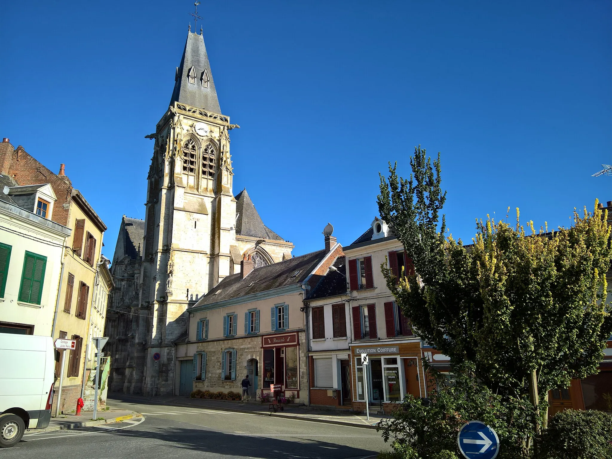 Photo showing: Conty - Extrémité ouest de la place du Général-de-Gaulle et clocher de l'église Saint-Antoine