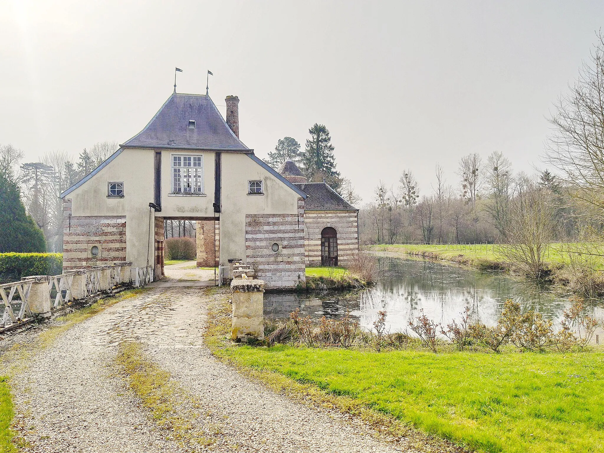 Photo showing: Hameau de Luzières à Conty : La poterne du château et la pièce d'eau