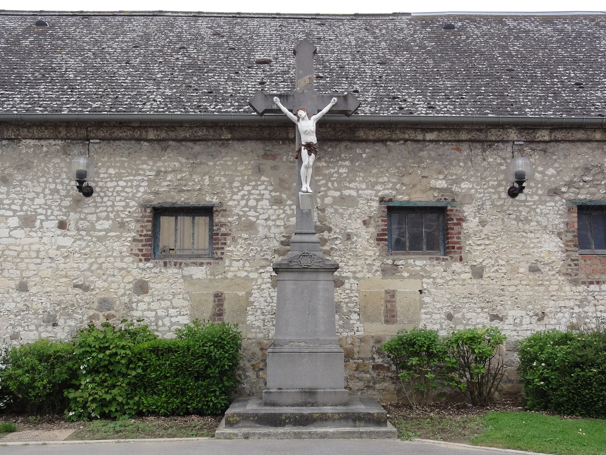 Photo showing: Couvron-et-Aumencourt (Aisne) croix de chemin