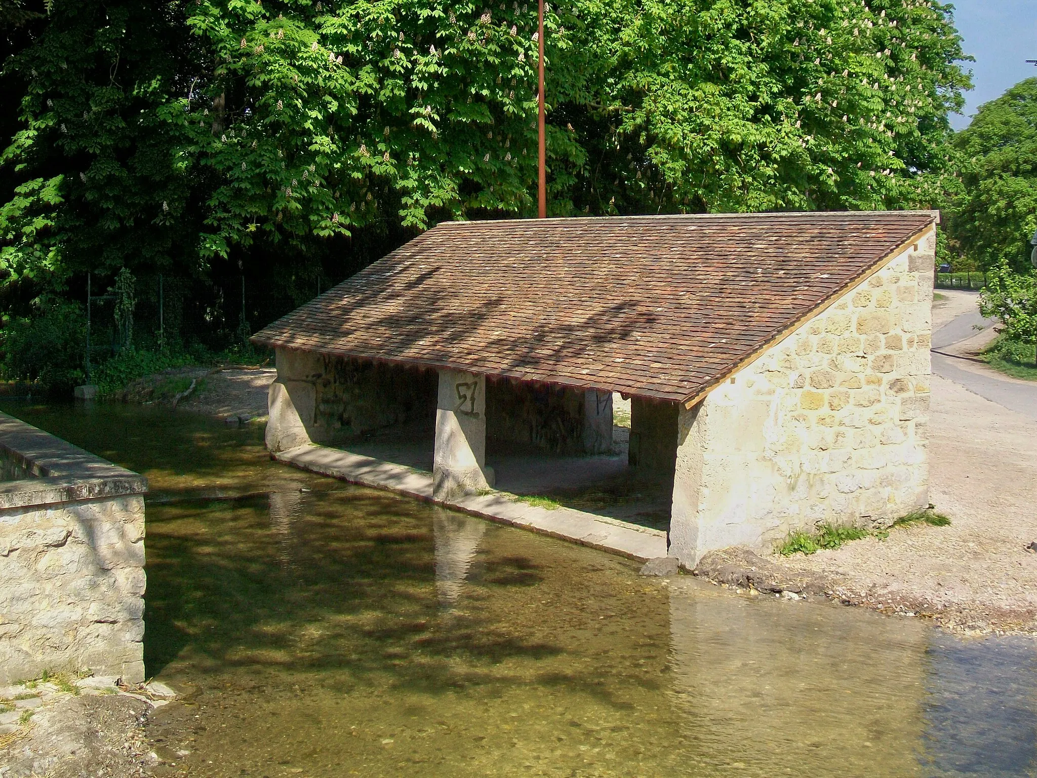 Photo showing: Le lavoir de Coye-la-Forêt, sur la Thève près du « petit Pont ». Un deuxième lavoir se trouve rue de l'étang / quai du Chardonneret, sur l'étang du même nom.