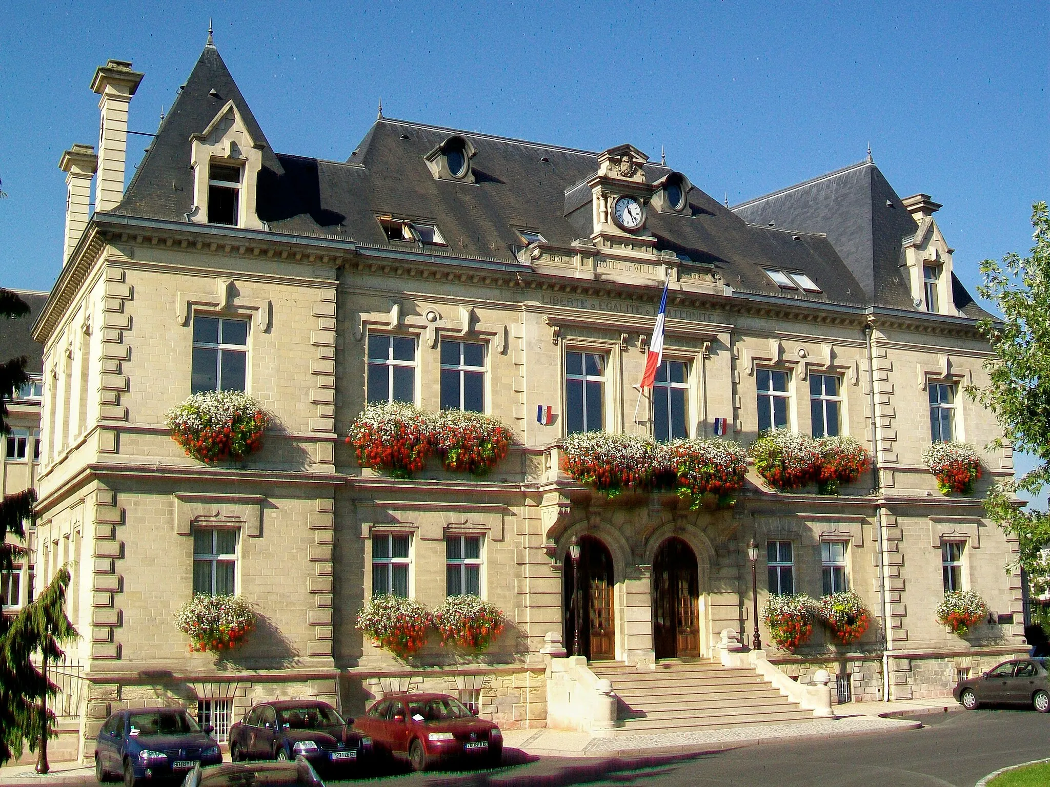 Photo showing: L'hôtel de ville de Creil, inauguré en 1903, sur l'île Saint-Maurice.