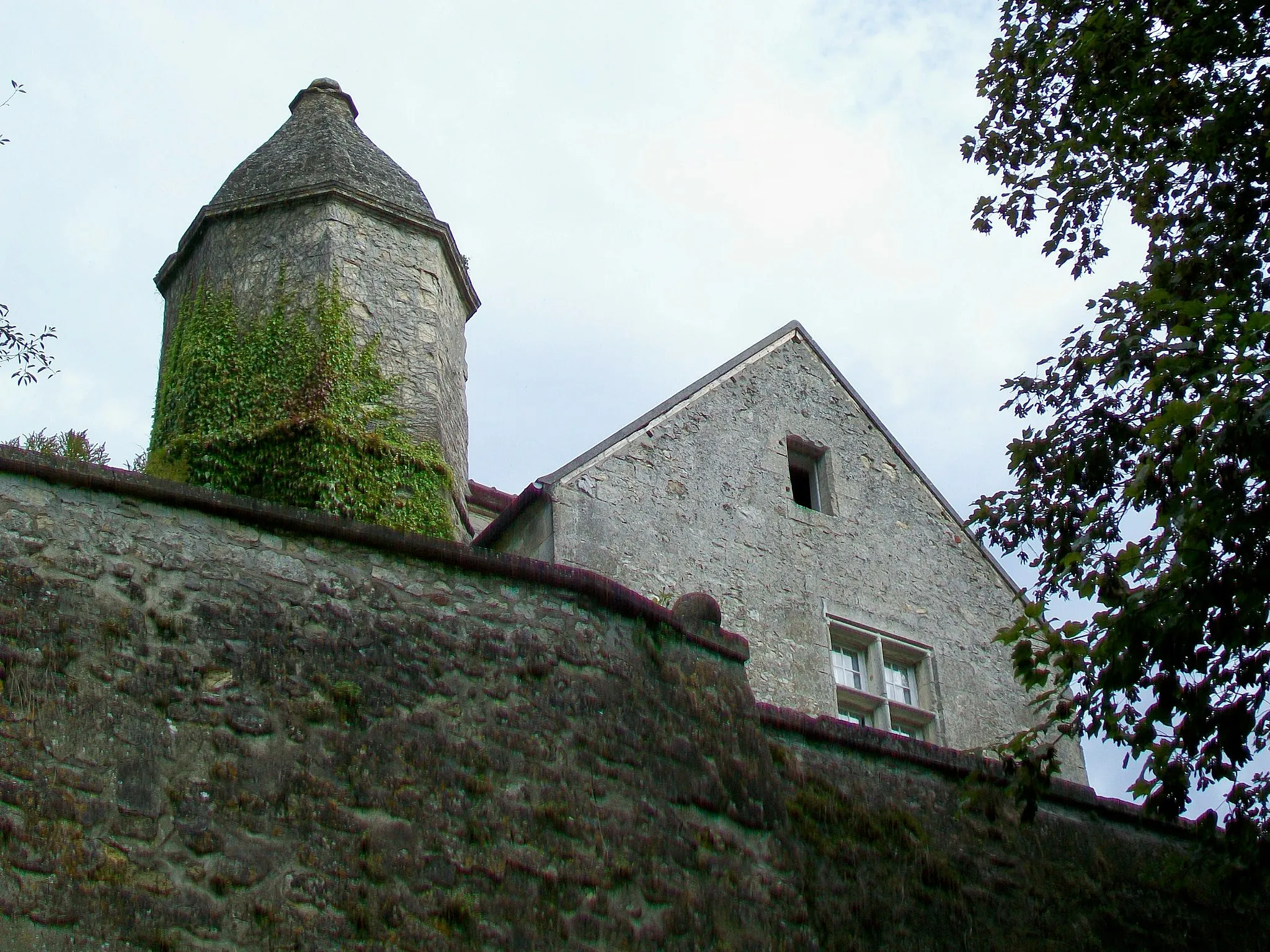 Photo showing: Maison Le Corandon du XVe siècle, chemin de la Poterne. Cet hôtel particulier inscrit partiellement au titre des Monuments historiques n'est pas intégralement visible depuis le domaine public.