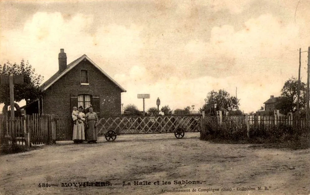 Photo showing: Le point d'arrêt et le passage à niveau de Moyvillers, au quartier des Sablons et à côté du bourg d'Estrées-Saint-Denis ; la légende de la photo est erronnée (il existait aussi la halte d'Arsy - Moyvillers et le point d'arrêt de Moyvillers).