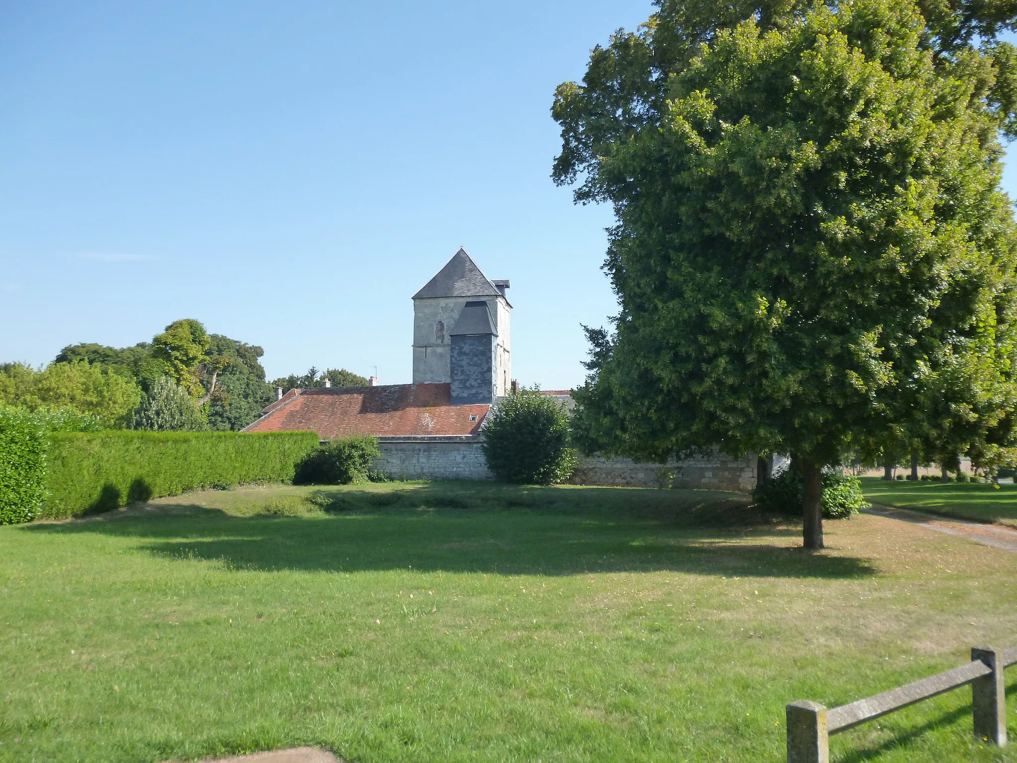 Photo showing: This building is indexed in the base Mérimée, a database of architectural heritage maintained by the French Ministry of Culture, under the reference PA00114490 .