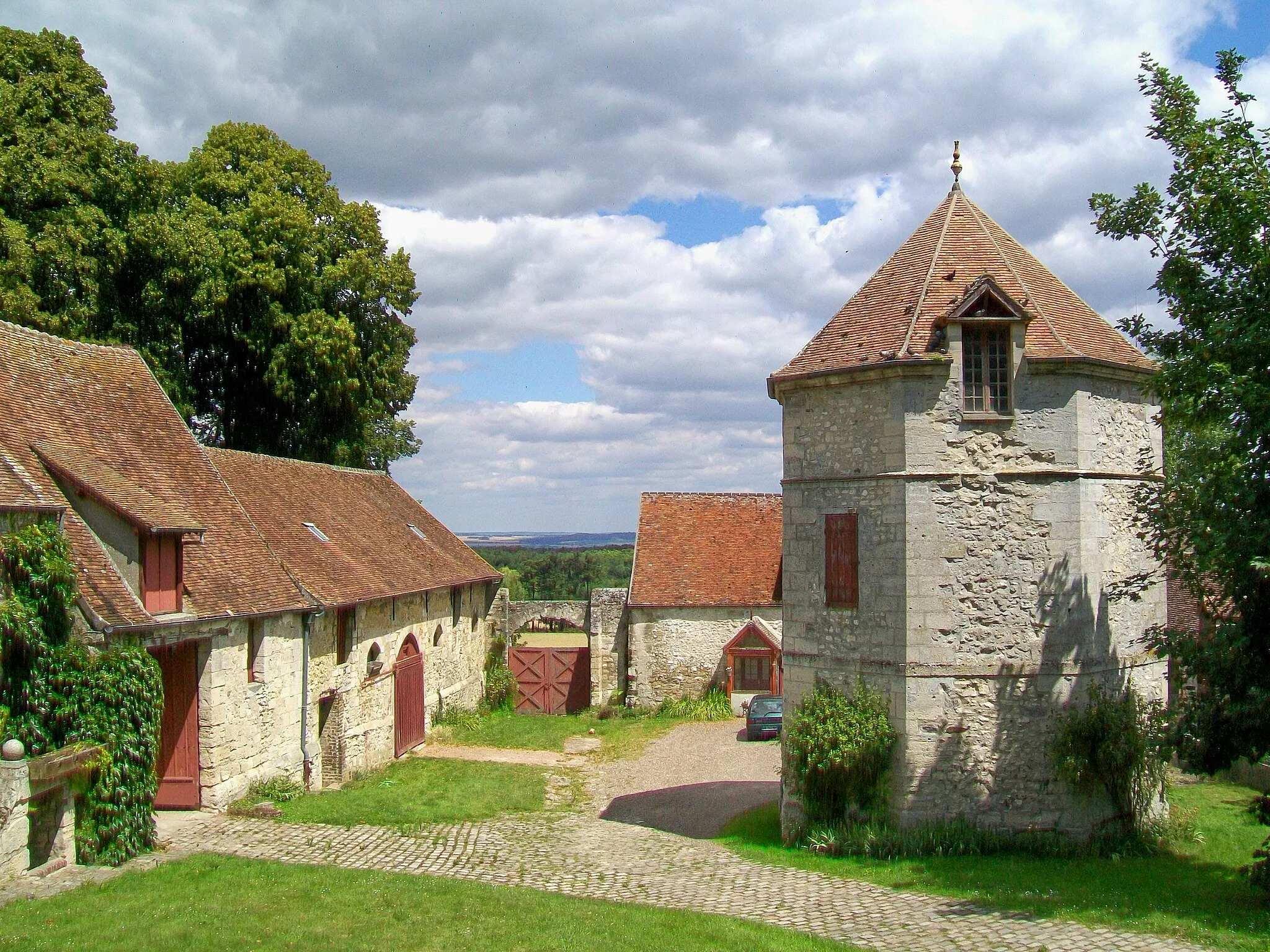 Photo showing: Ferme des Moutons blancs, ancienne ferme du prieuré Saint-Christophe de 1764, avec le remarquable colombier du Roy.