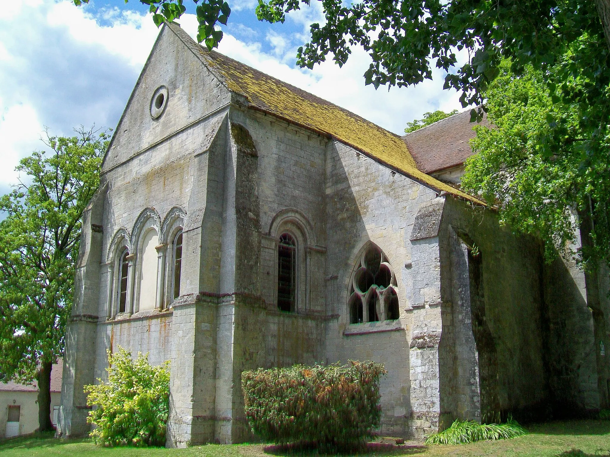 Photo showing: Chapelle ruinée de l'ancien prieuré Saint-Christophe ; chœur et abside nord.