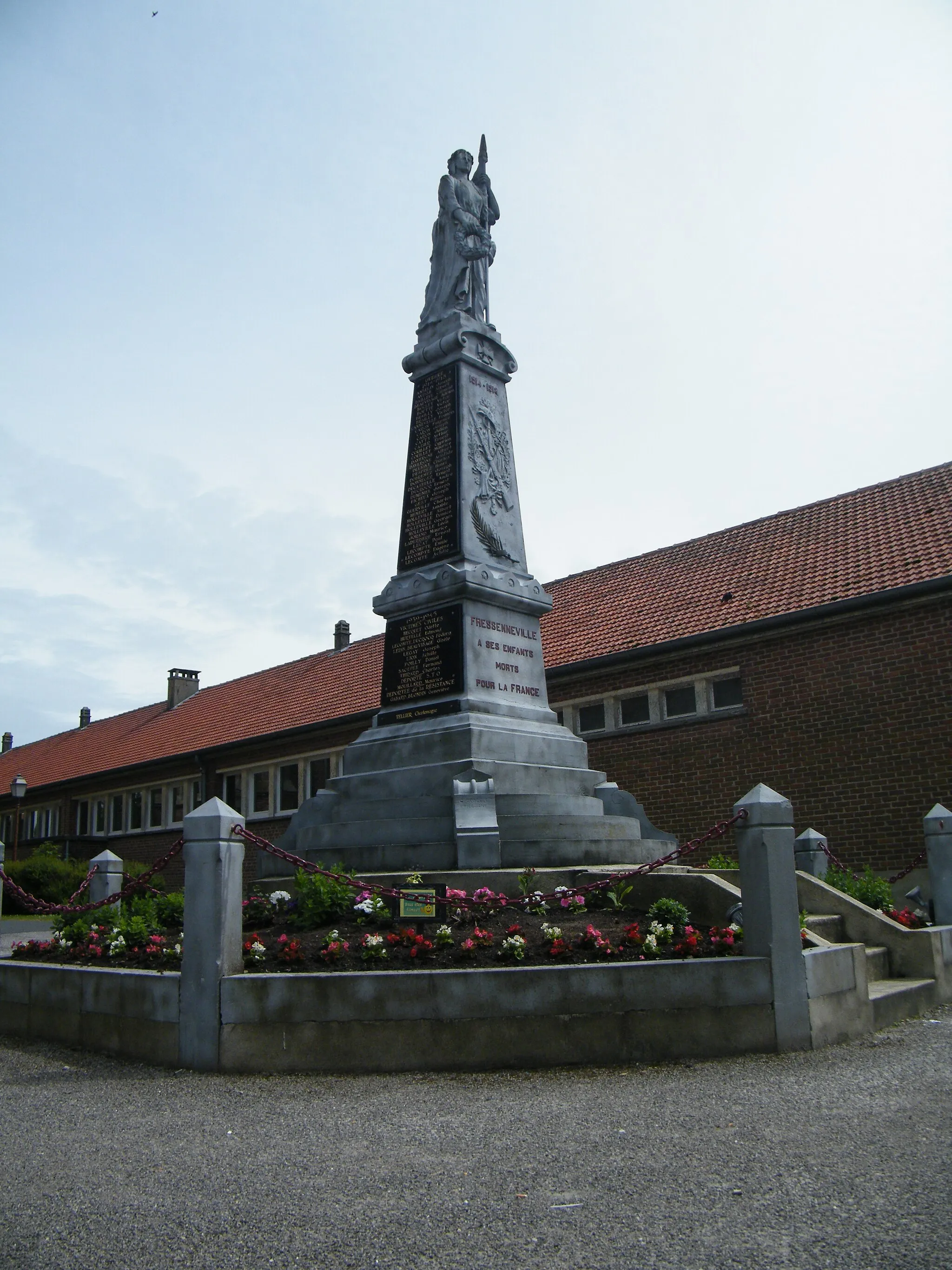 Photo showing: Fressenneville, Somme Fr, monument aux morts