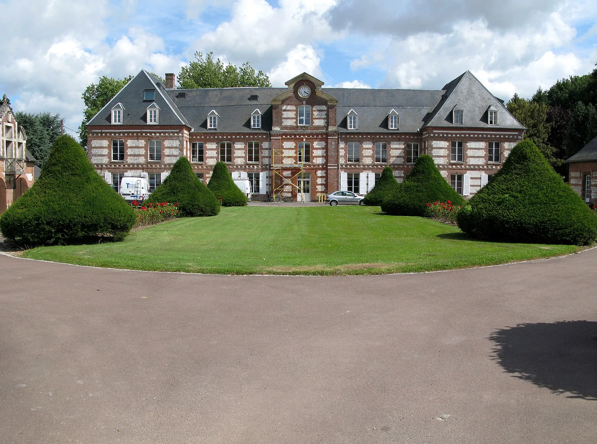 Photo showing: Friville-Escarbotin (Somme, France) -
Le château est en cours de travaux (été 2009) pour restauration afin de le réaménager en maison de retraite.
.