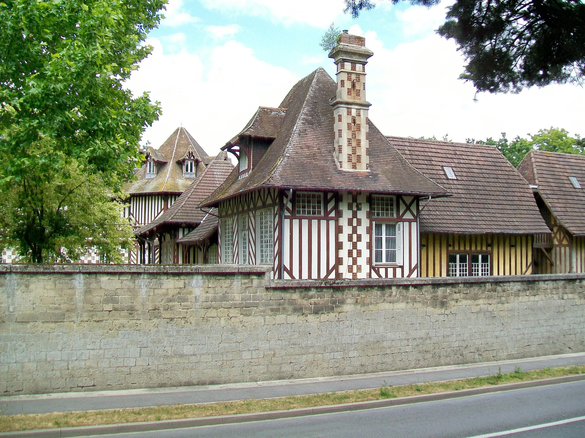Photo showing: Le domaine des Fontaines : la ferme Normande de 1892, sur la route de Chantilly (D 909). Le pavillon octogonal(partiellement visible au fond à gauche) et les toitures font partie des éléments du domaine qui ont été inscrits Monuments historiques en date du 9 août 1999.