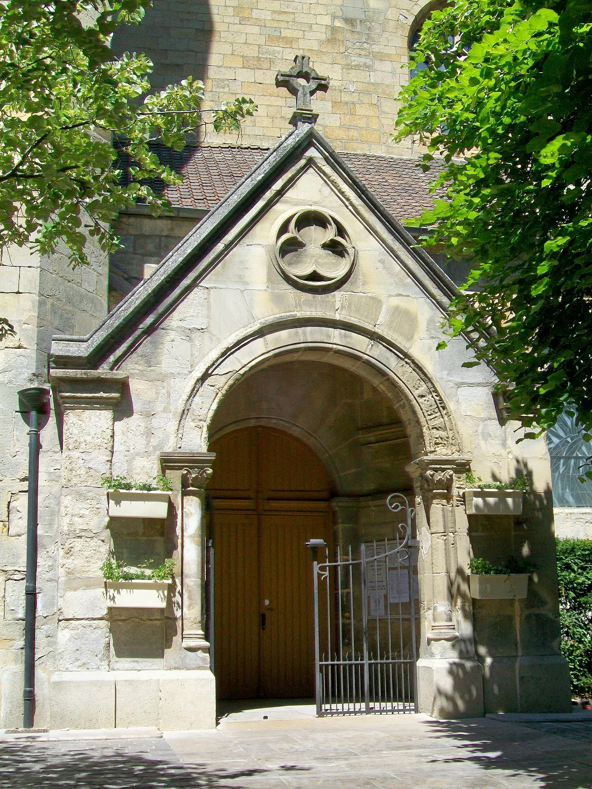 Photo showing: Le porche de l'église Sainte-Geneviève, qui est inscrite Monument historique depuis le 5 novembre 1988.