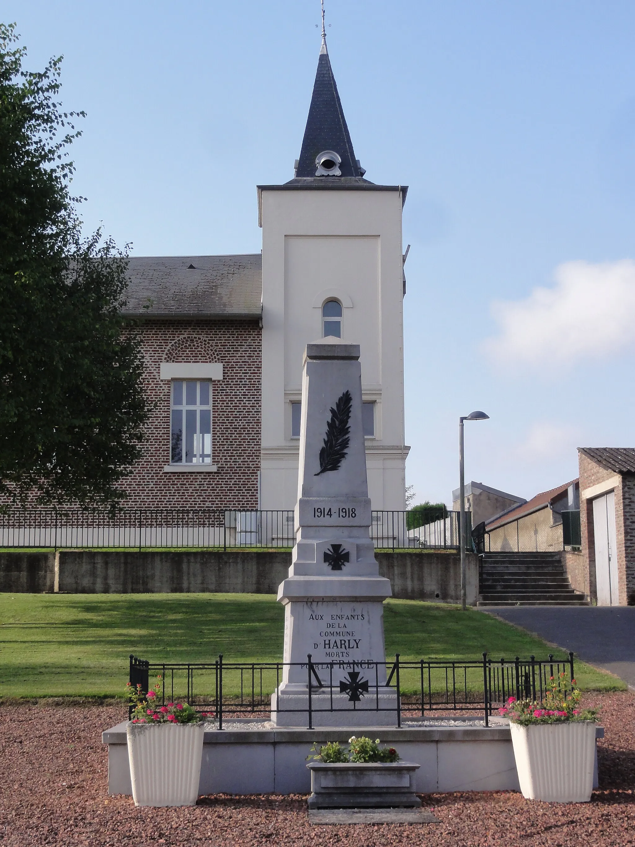 Photo showing: Harly (Aisne) monument aux morts devant l'église