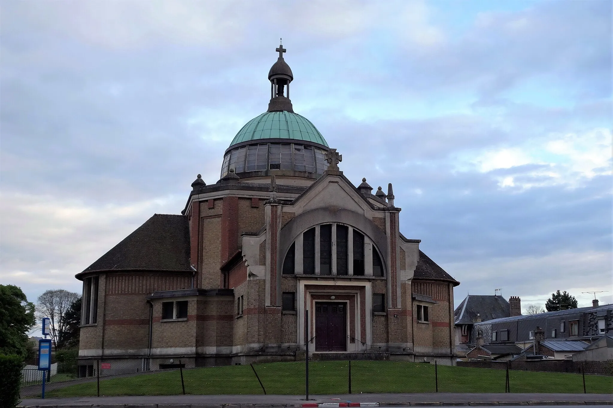 Photo showing: Housed on a small promontory, the St. Therese Church of Art Deco style and neo-Byzantine style whose copper dome, was completed in 1937,