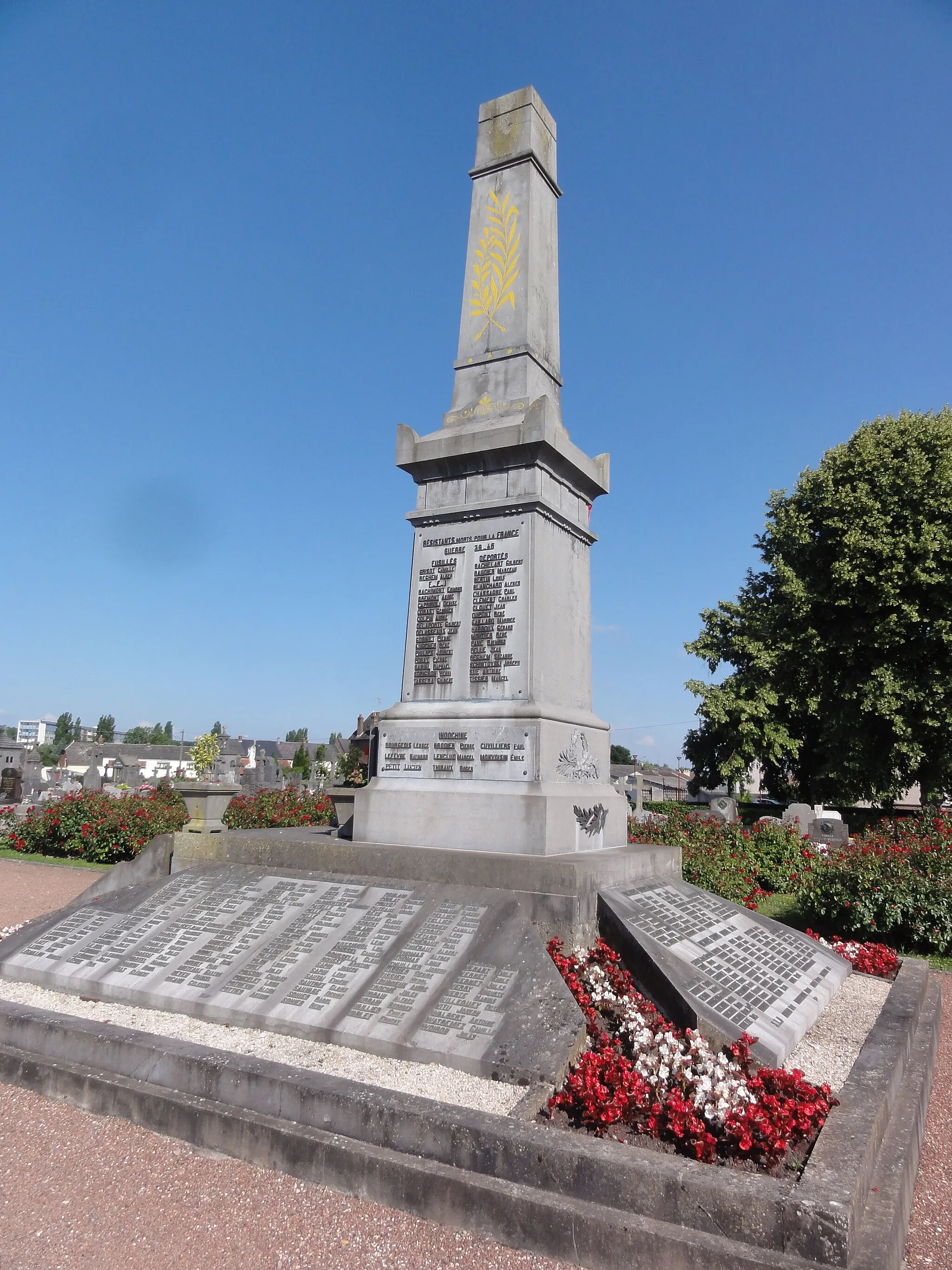 Photo showing: Hirson (Aisne), cimetière, monument aux morts francais  à la section cimetière militaire