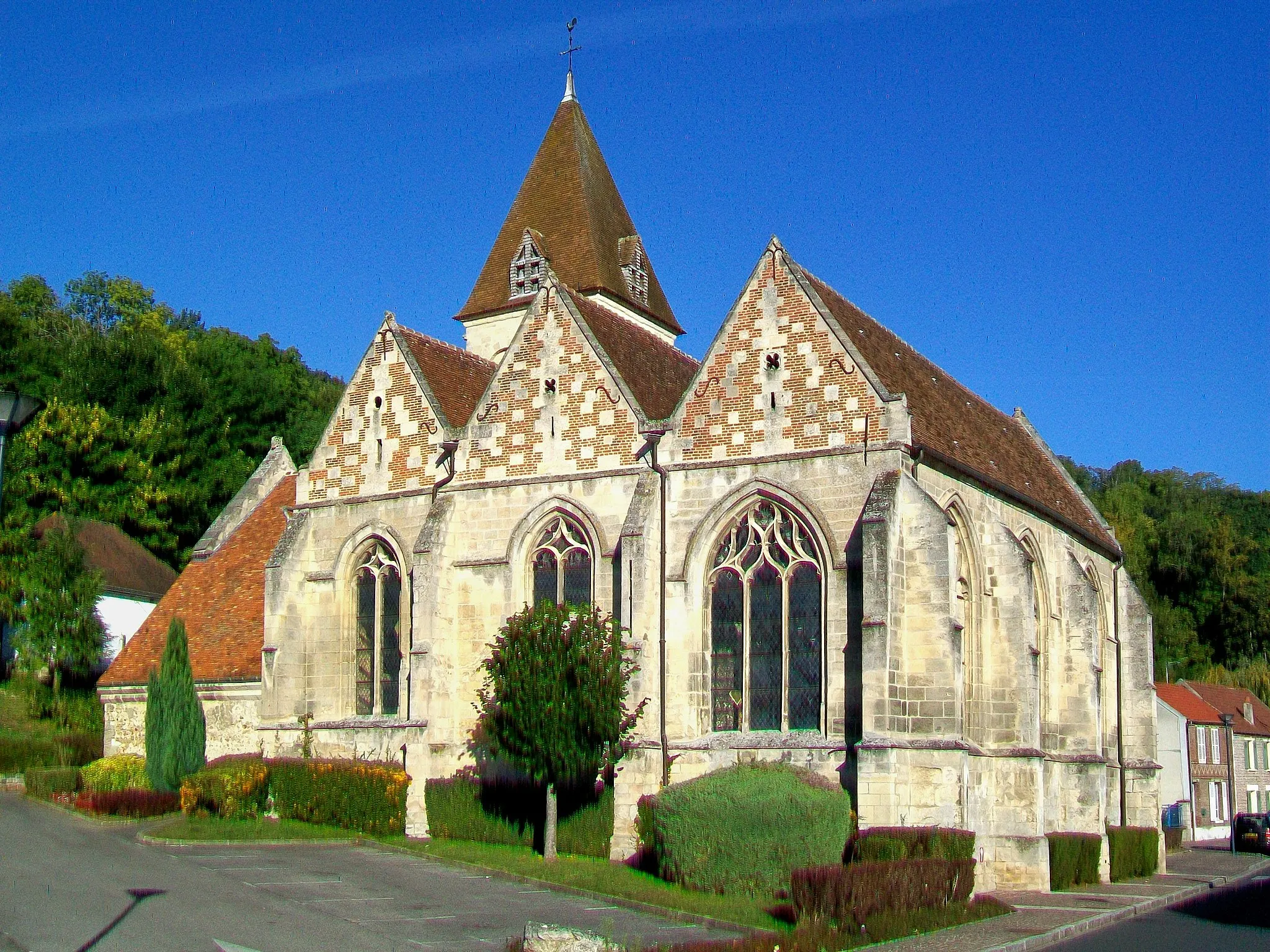 Photo showing: Vue d'ensemble de l'église depuis l'est.