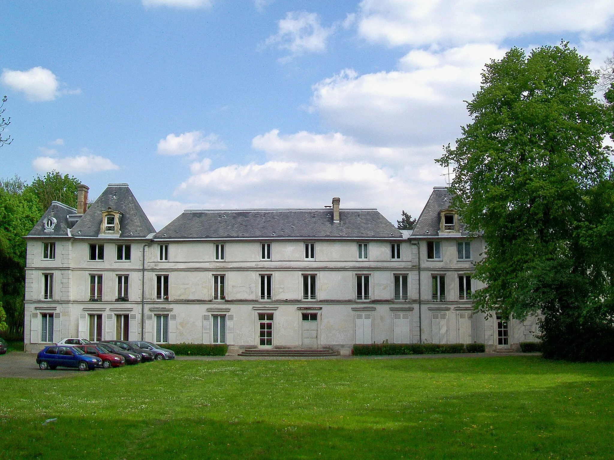 Photo showing: Le vieux château, près de la place Dauphine et de l'église ; à ne pas confondre avec le château Mont-Royal.