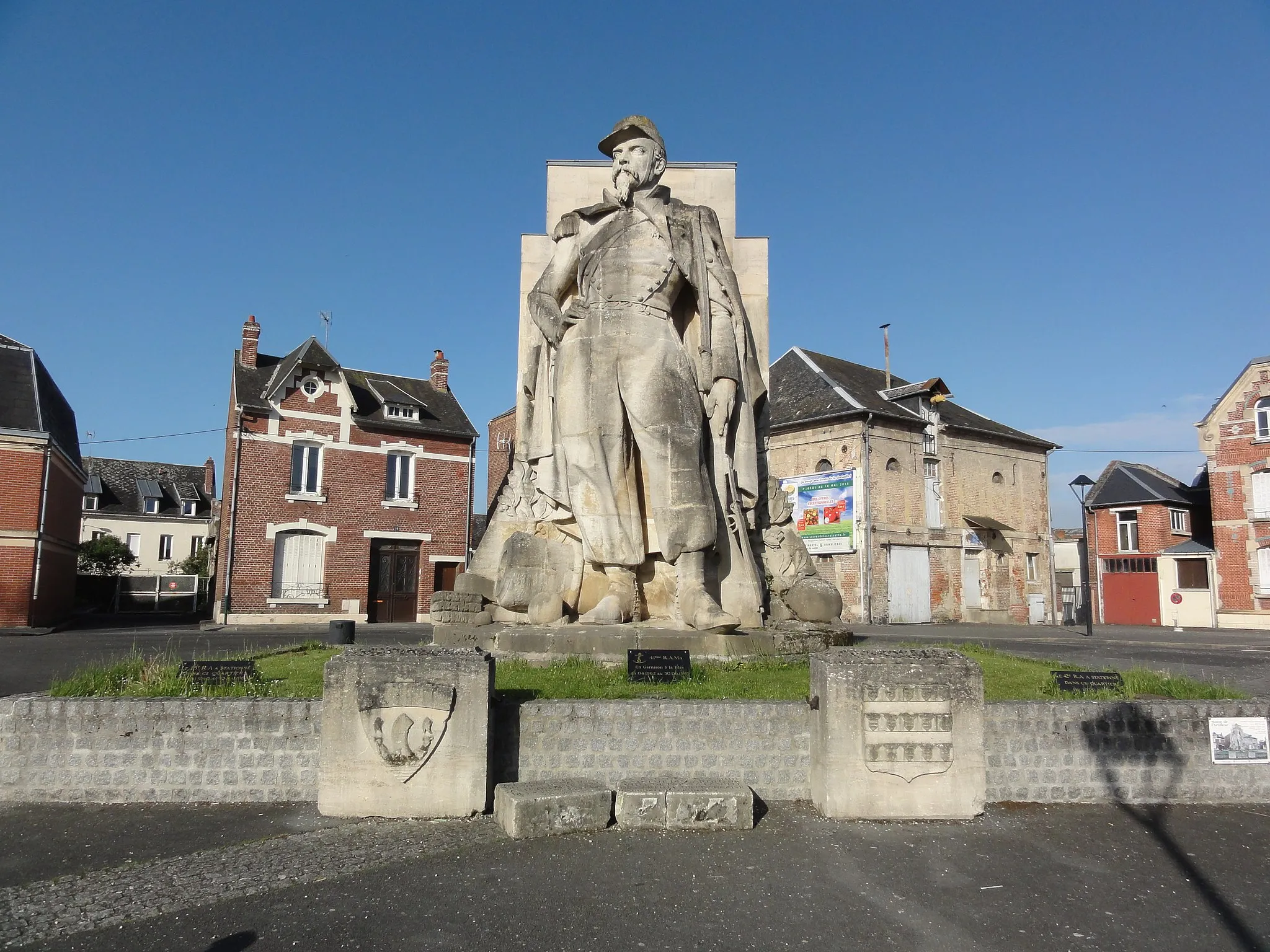 Photo showing: La Fère (Aisne)  Statue de l'Artilleur