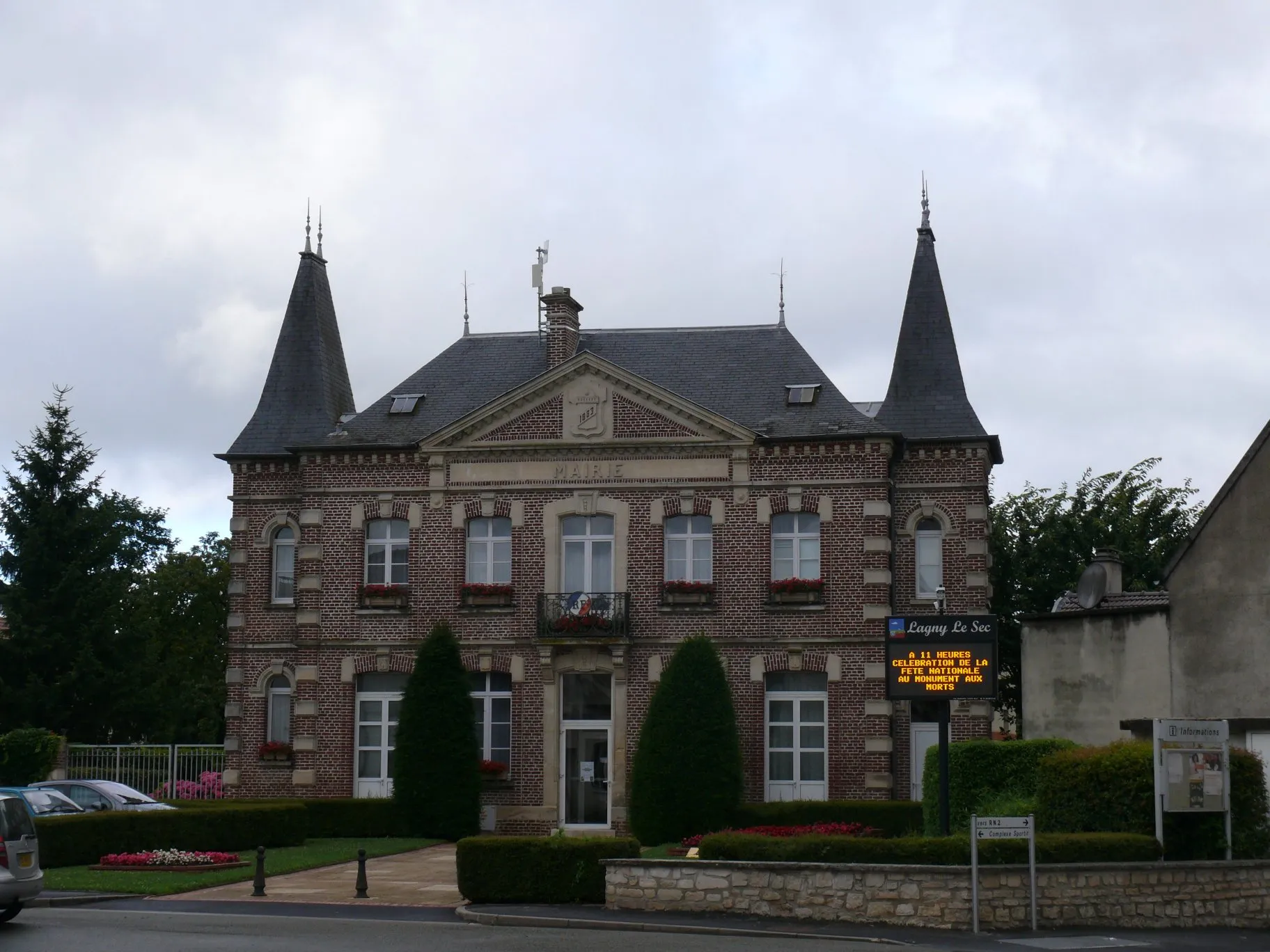 Photo showing: The town hall of Lagny-le-Sec (Oise, Picardie, France).