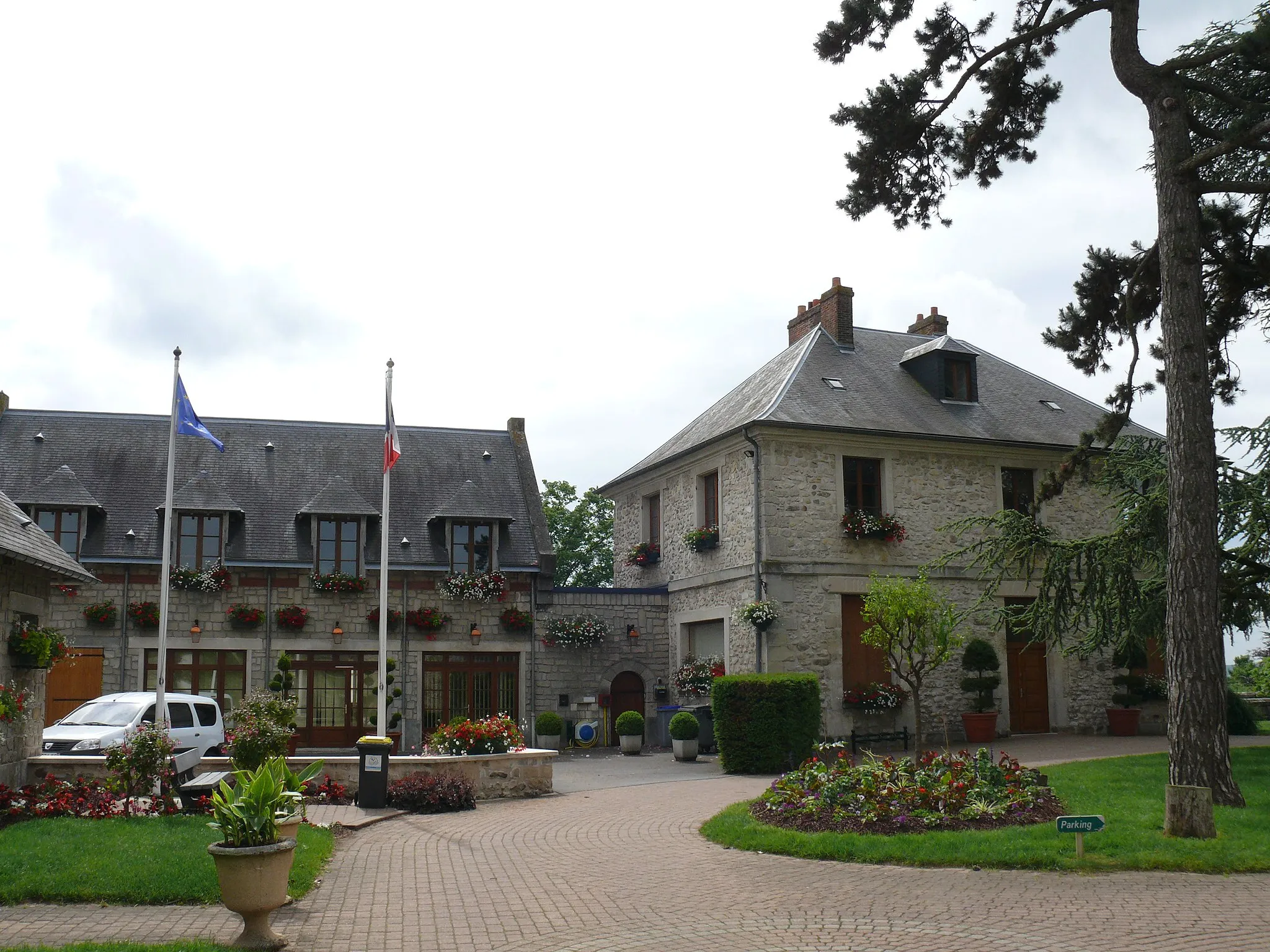 Photo showing: The town hall of Le Plessis-Belleville (Oise, Picardie, France).