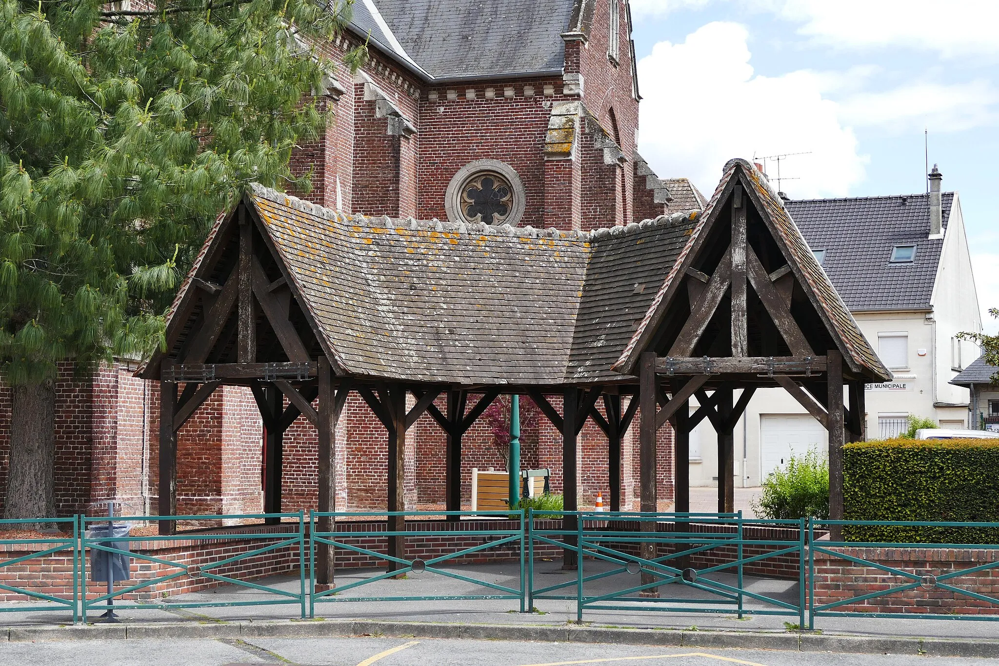 Photo showing: Roof near the church in Le Plessis-Belleville (Oise, Hauts-de-France, France).