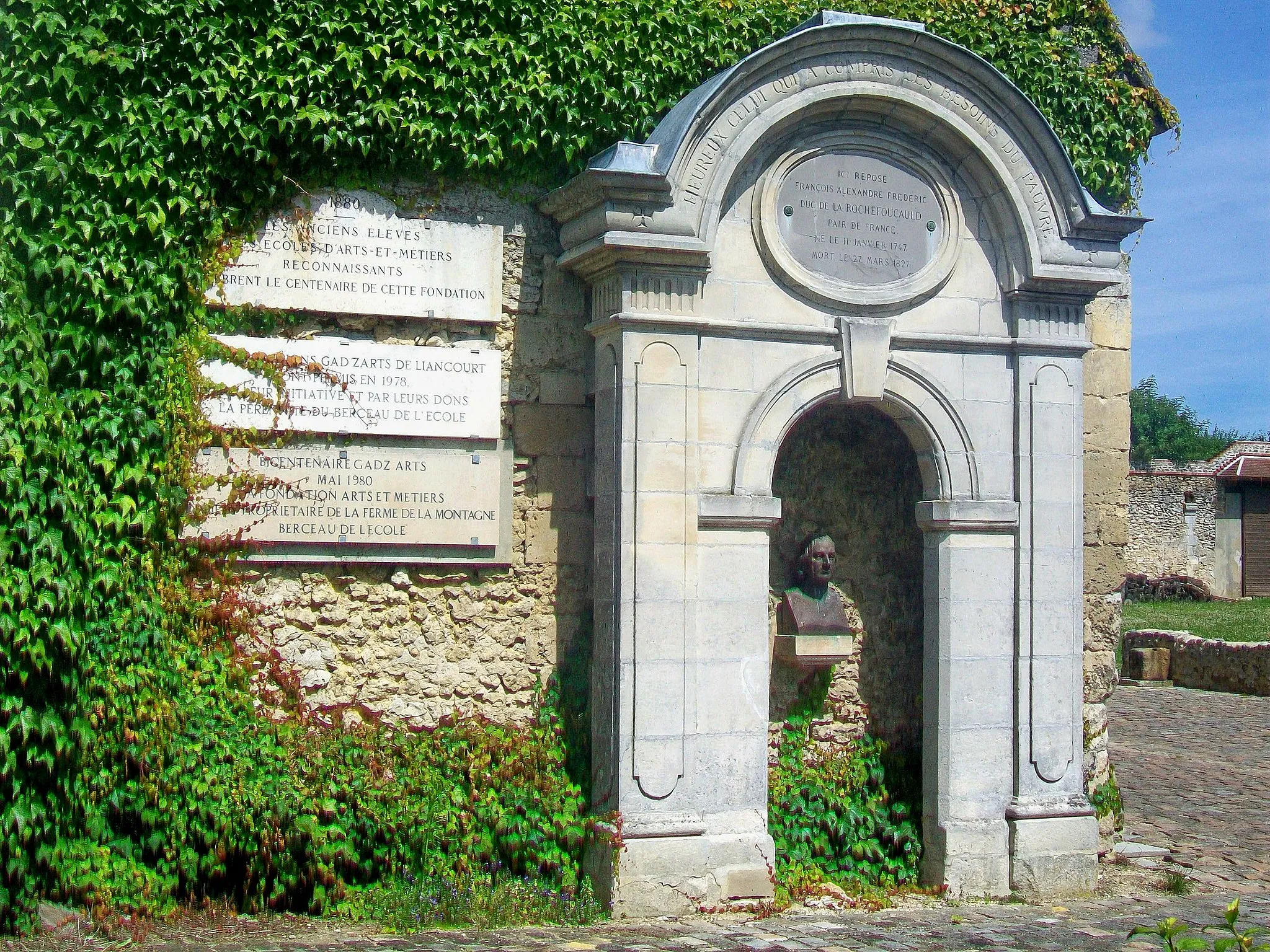 Photo showing: Tombeau du duc de La Rochefoucauld-Liancourt et plaques commémoratives, à l'entrée de la cour de ferme.