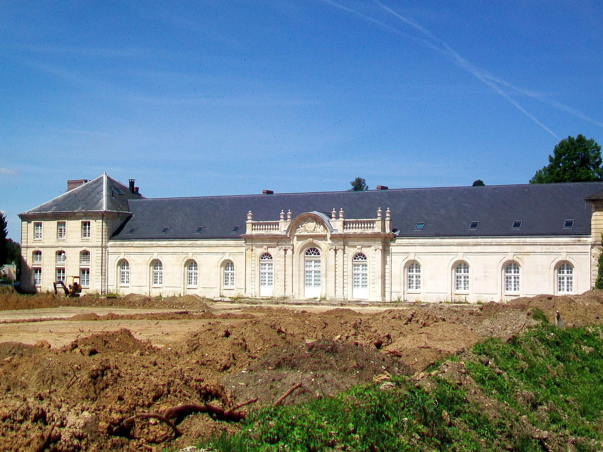 Photo showing: Vue rapprochée de la partie restaurée de la façade sud des communs du château.