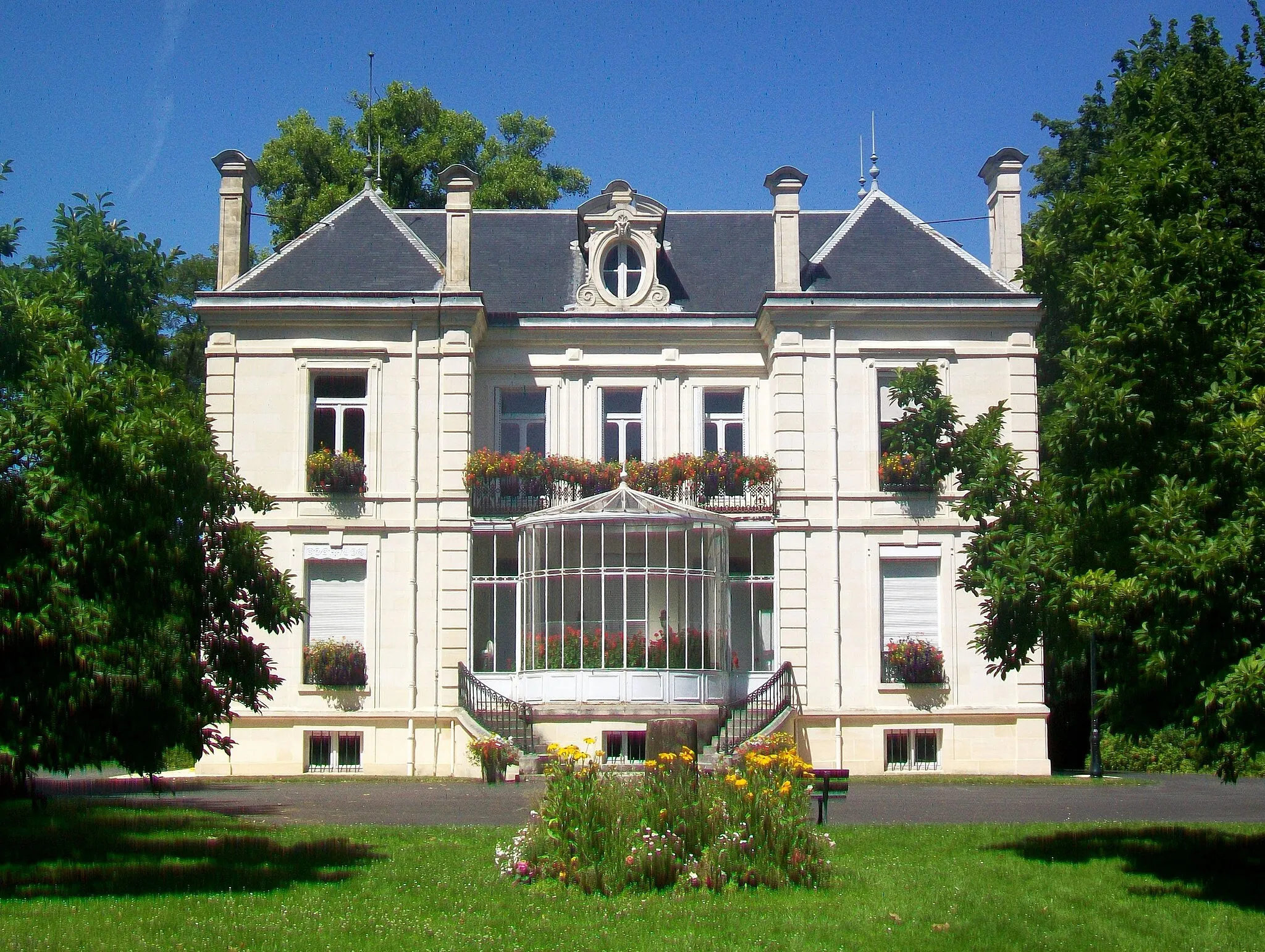 Photo showing: La mairie de Cauffry, façade sud ; au premier plan, une borne miliaire déplacée ici.