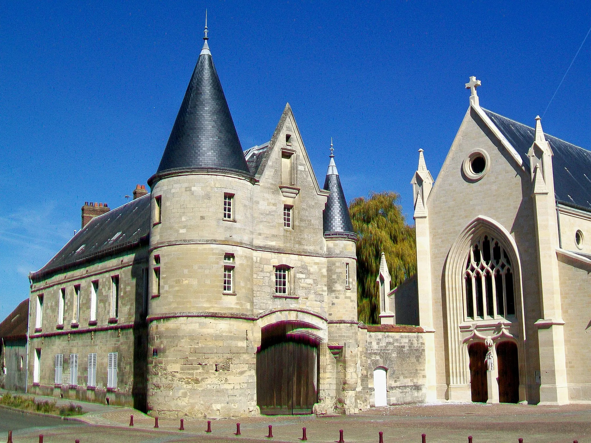 Photo showing: Le manoir et la porte du XVIe siècle à côté de l'église, place Charles-de-Gaulle.