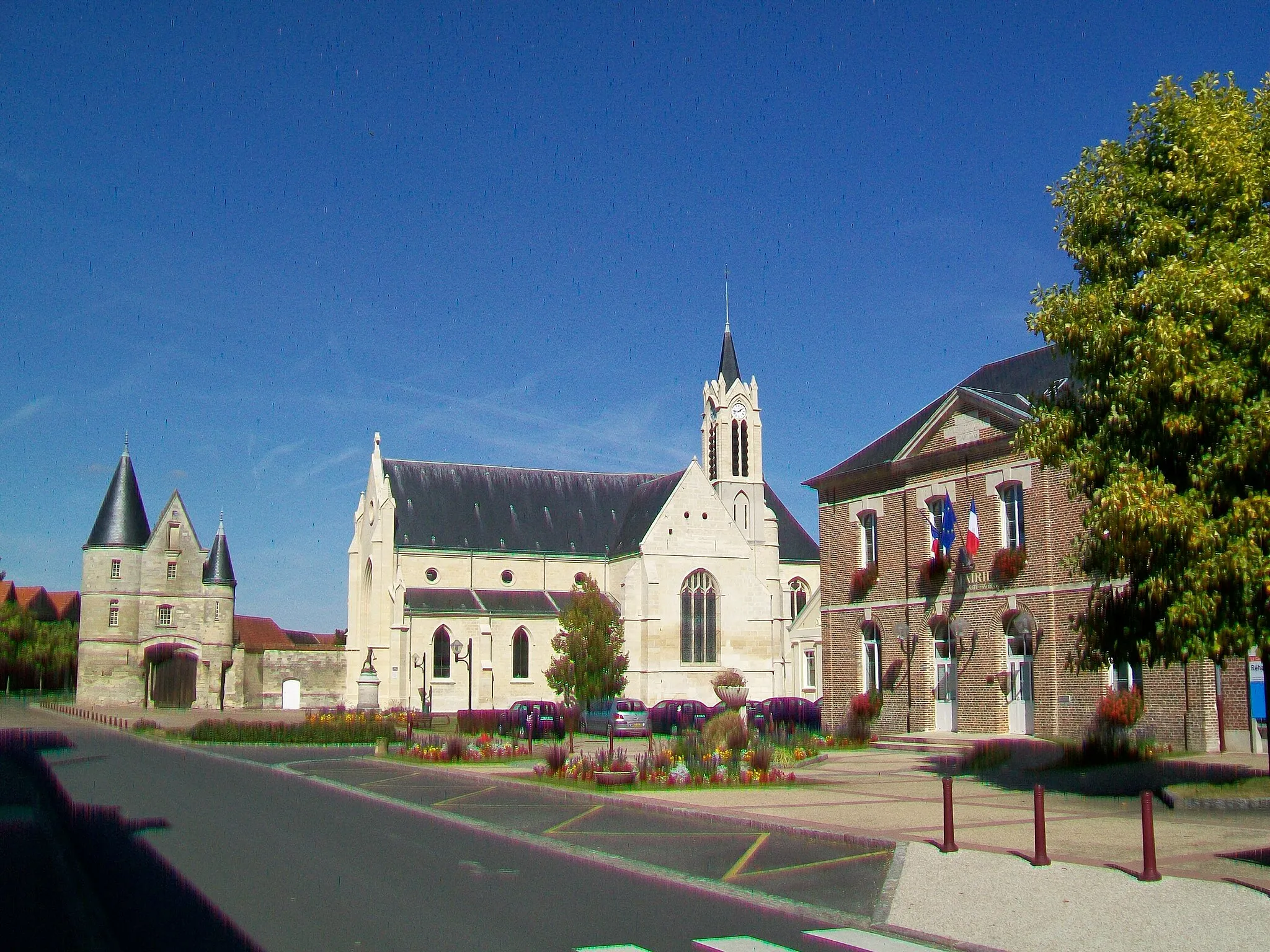 Photo showing: Le manoir, l'église et la mairie.
