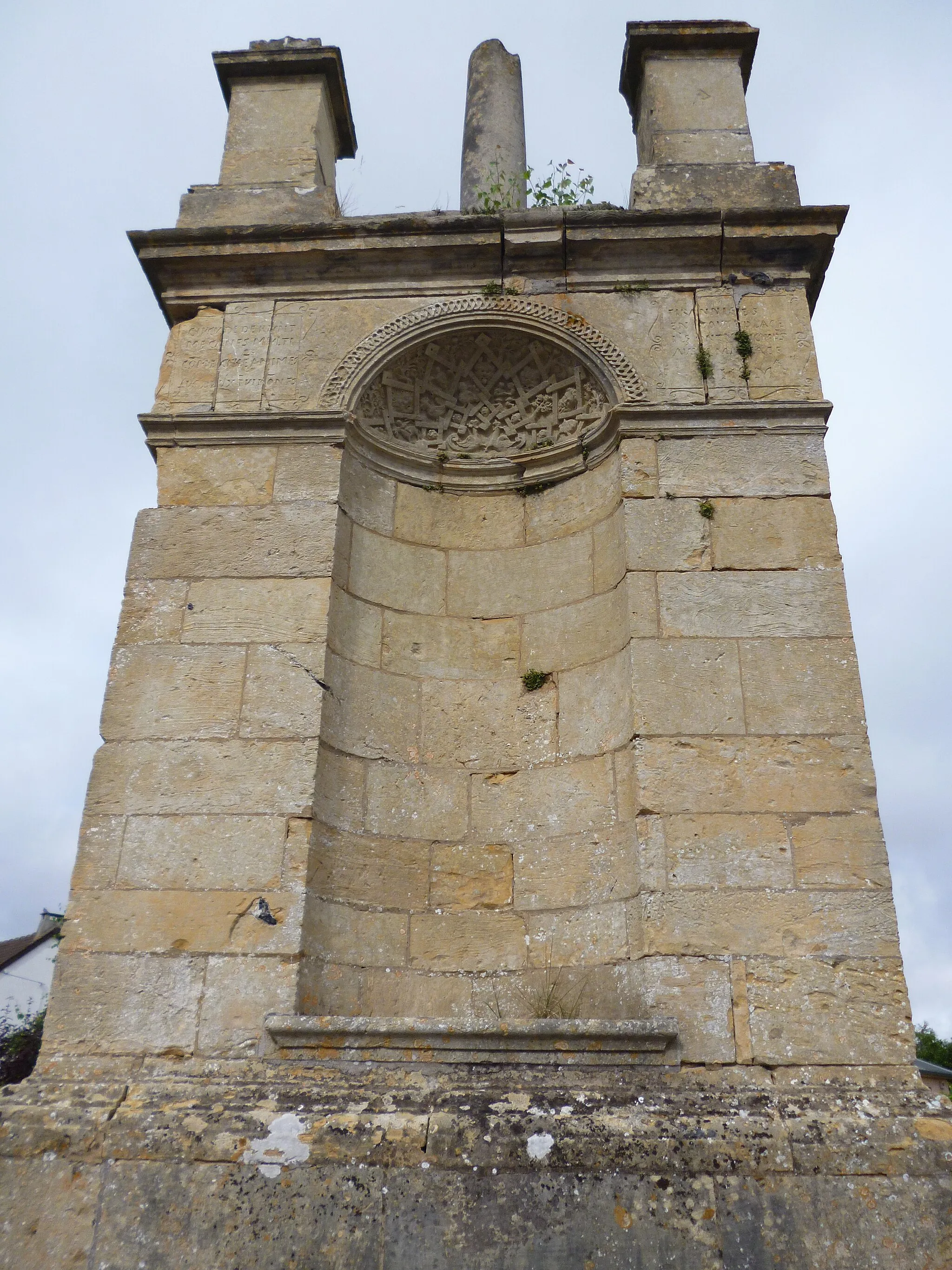 Photo showing: This building is indexed in the base Mérimée, a database of architectural heritage maintained by the French Ministry of Culture, under the reference PA00114733 .