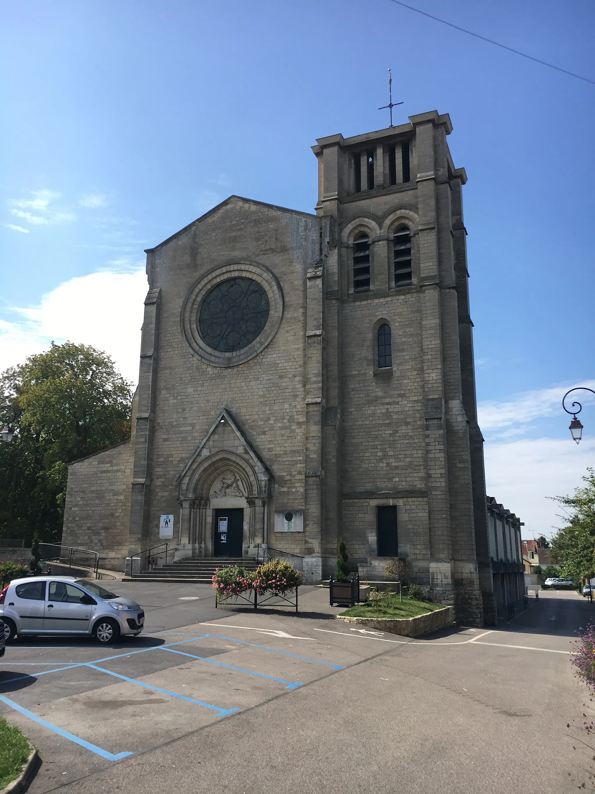 Photo showing: Église Sainte-Jeanne-d'Arc de Margny-lès-Compiègne