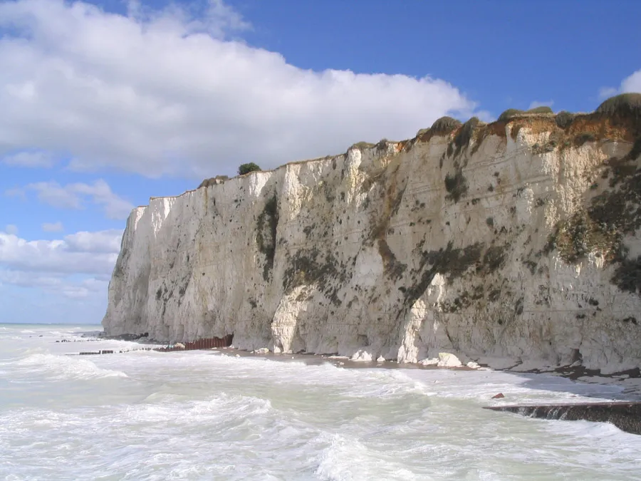Photo showing: Chalk cliff of Mers-les-Bains, at high tide.