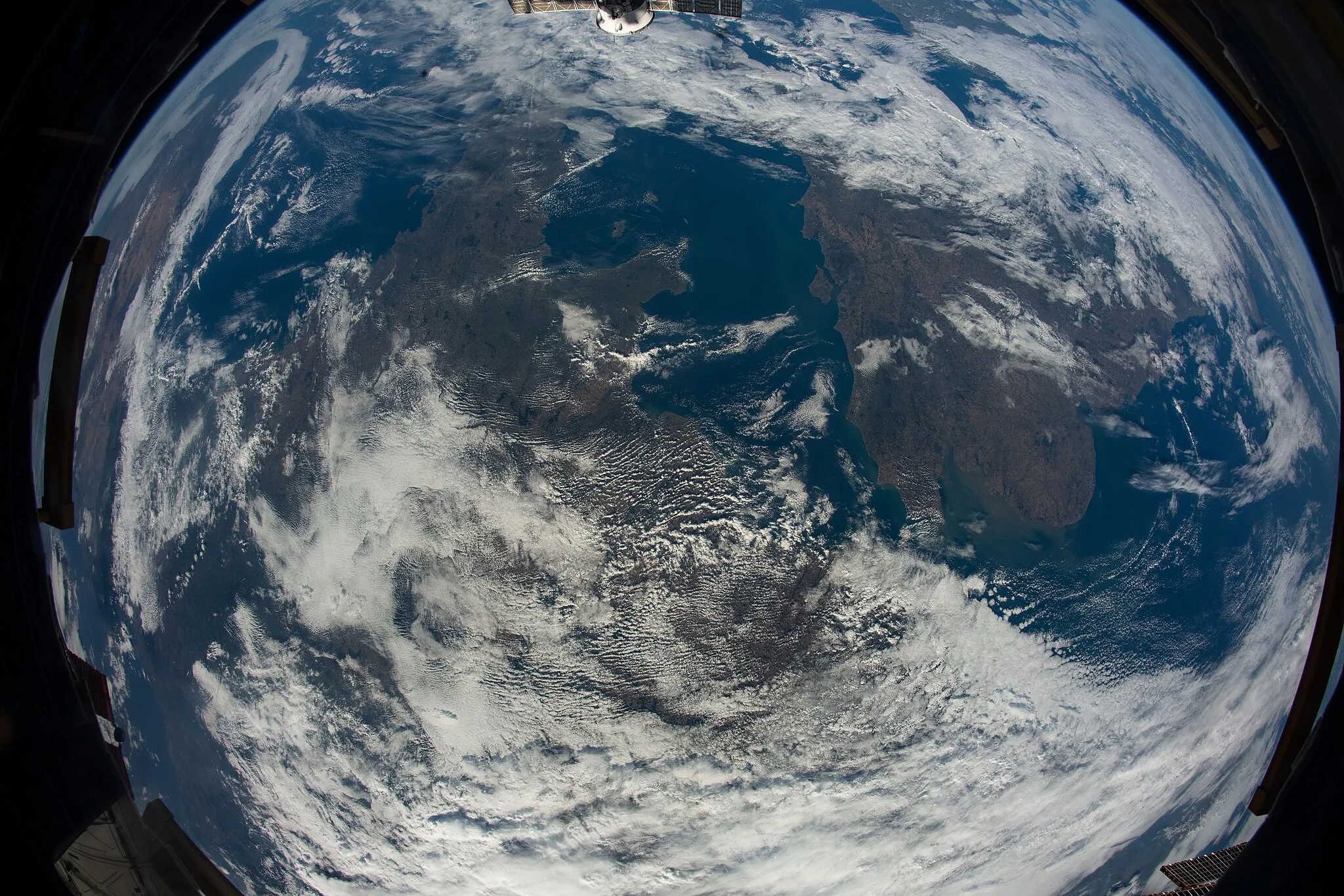 Photo showing: View of Earth taken during ISS Expedition 67.