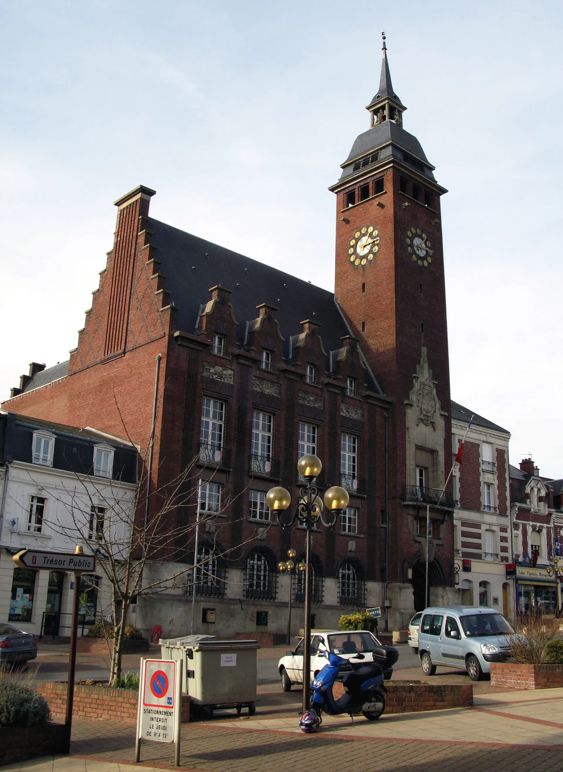 Photo showing: Montdidier (Somme, France) -
L'Hôtel-de-ville.
Juste à gauche, se trouve l'Office du Tourisme (façade blanche et toit d'ardoises).
.