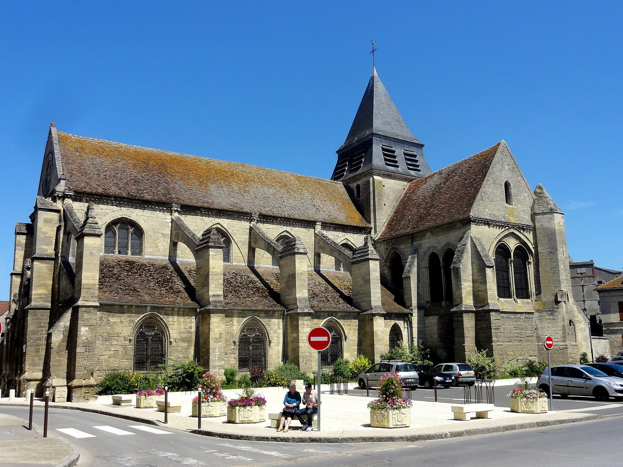 Photo showing: Façade sud de l'église sur la place Docteur Avinin.