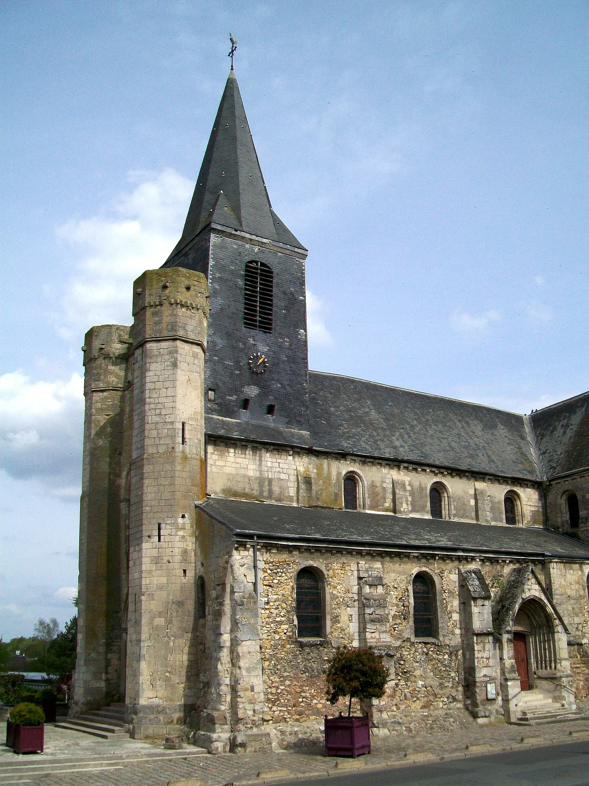 Photo showing: L'église Saint-Pierre, vue partielle, avec les deux tourelles à caractère défensif encadrant le clocher.