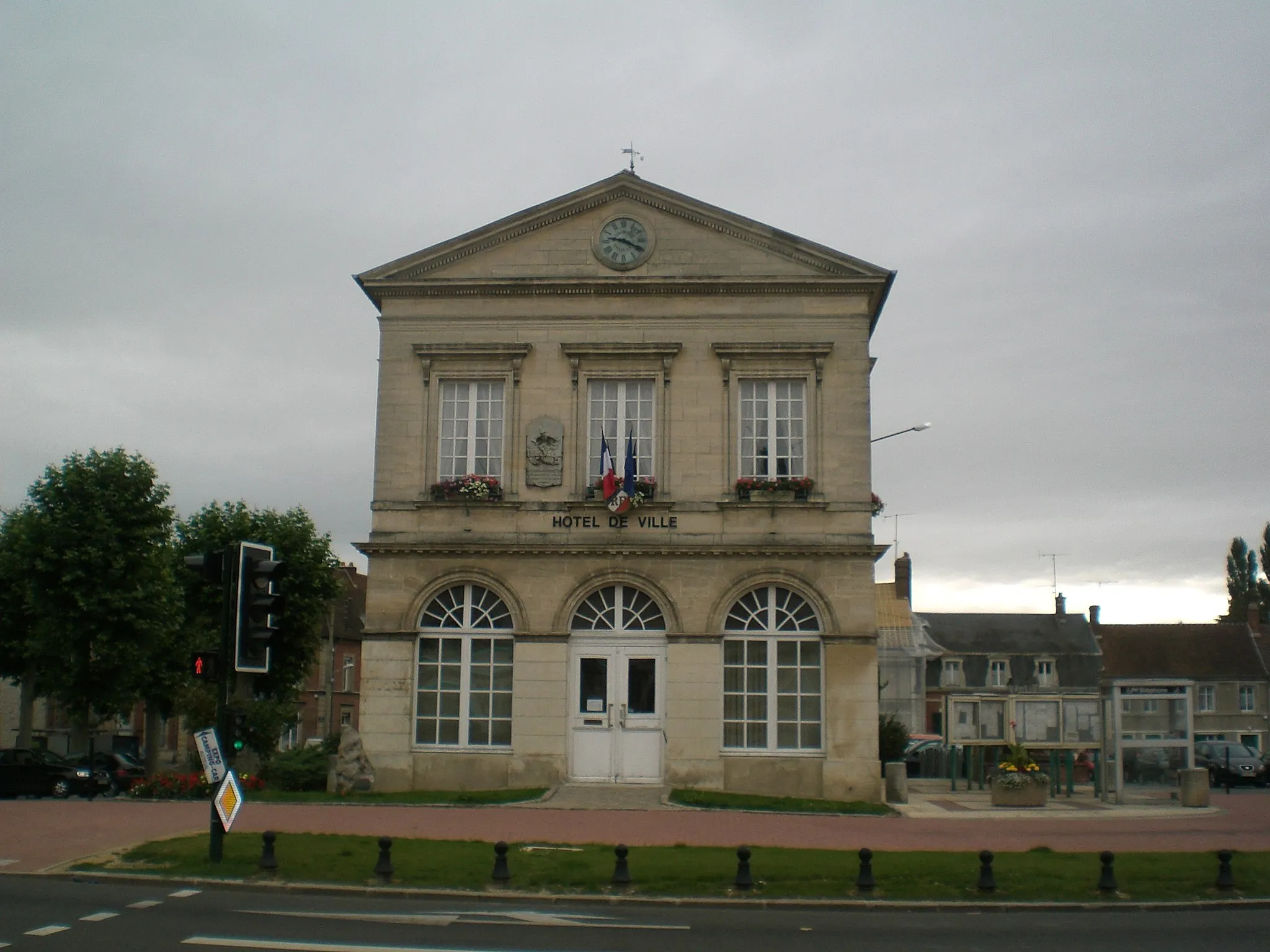 Photo showing: town hall of noailles oise france