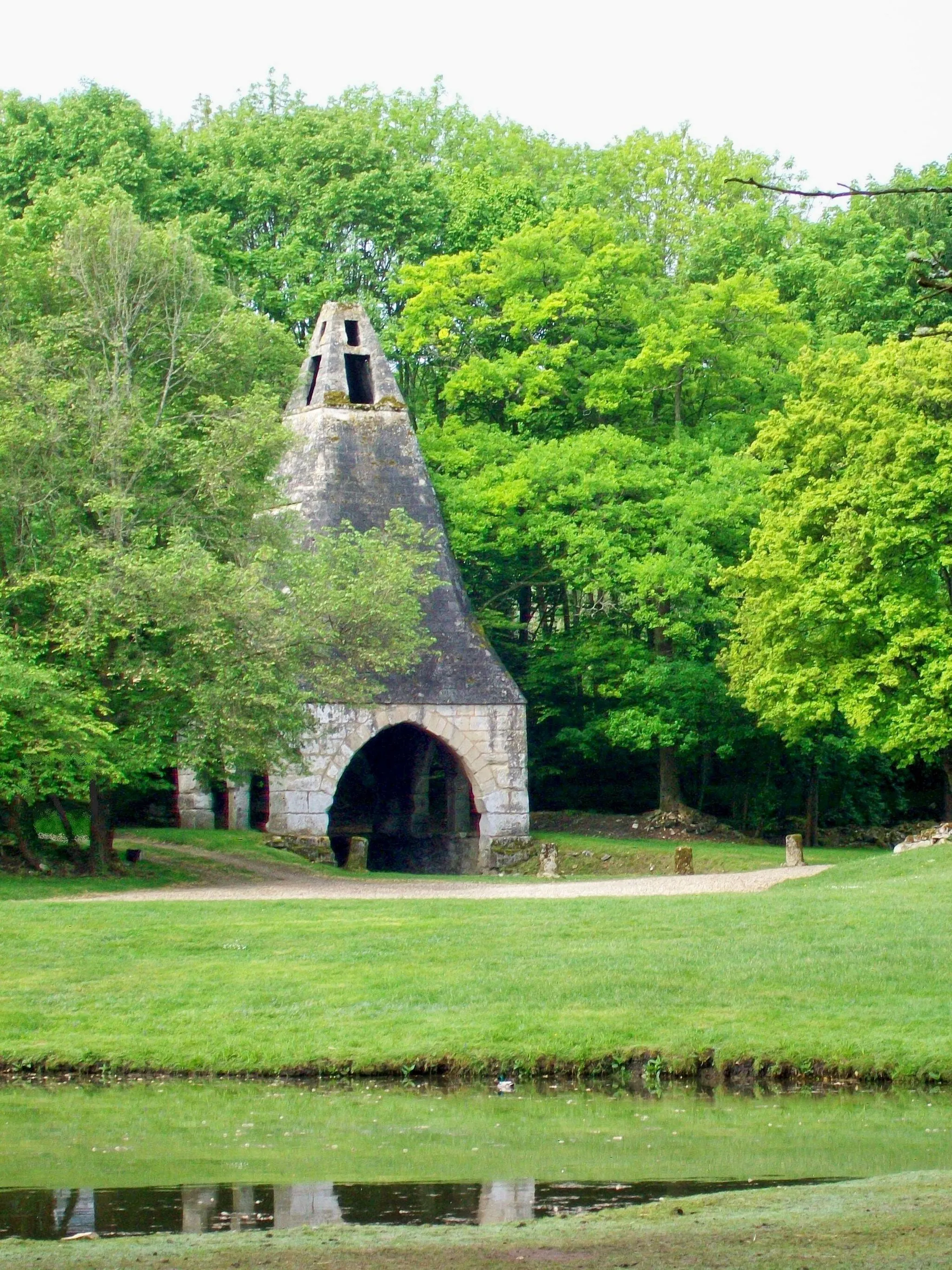 Photo showing: La cheminée gothique du four de la tuilerie de l'abbaye de Chaalis, sur le domaine de l'ancienne grange abbatiale au lieu-dit Com(m)elle(s) à Orry-la-Ville (60) ; connu localement comme la « lanterne des morts ». Classement Monuments historiques au 18 avril 1914.
