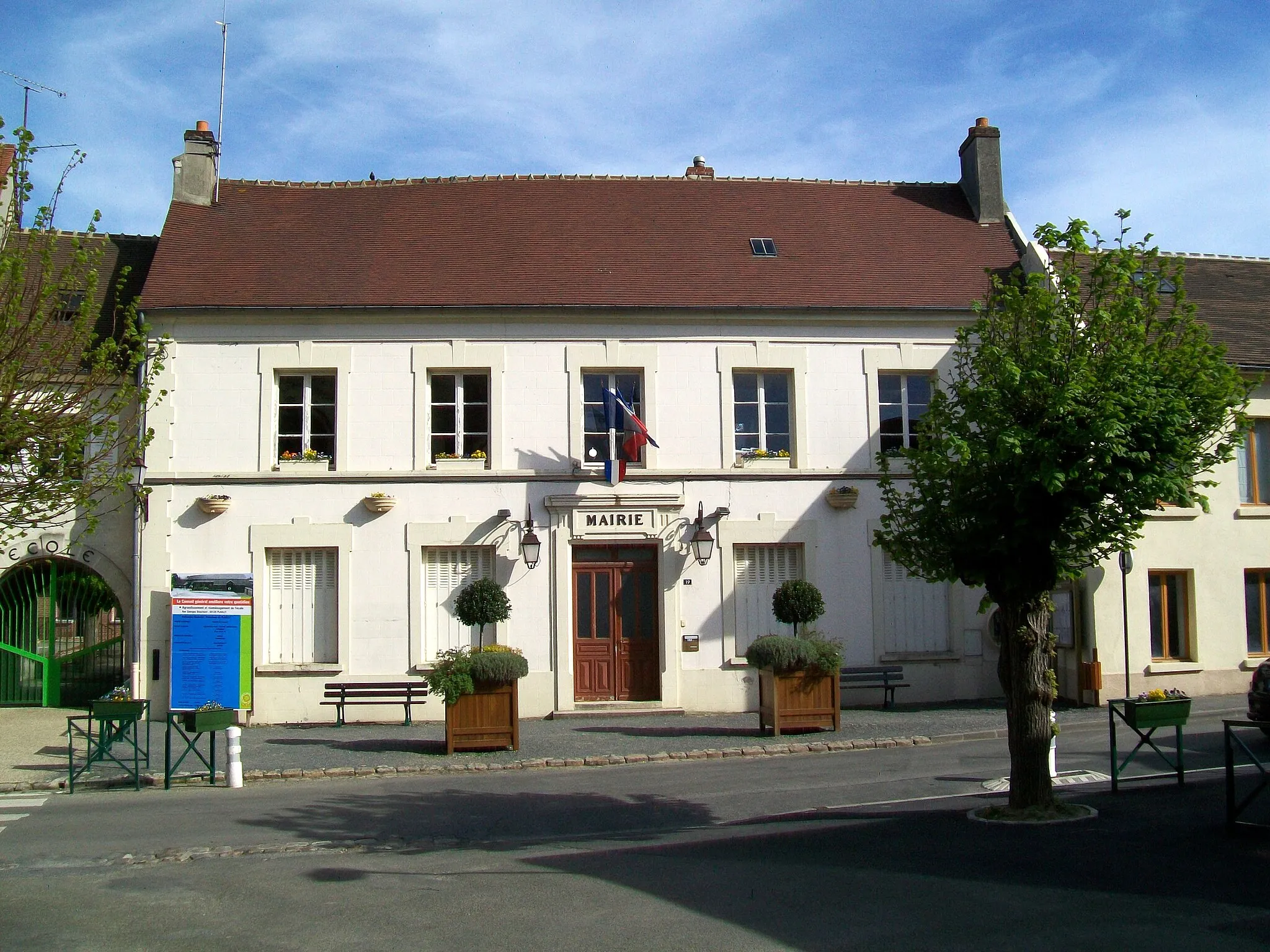 Photo showing: La mairie de Plailly jusqu'en 2013, rue de la Mairie, à côté de l'église.