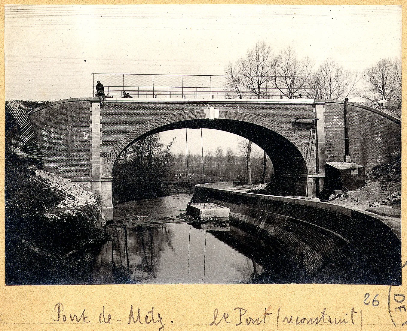 Photo showing: Vue d'ensemble du pont reconstruit dans la commune de Pont-de-Metz (Somme).
1915.

Guerre 1914-1918.