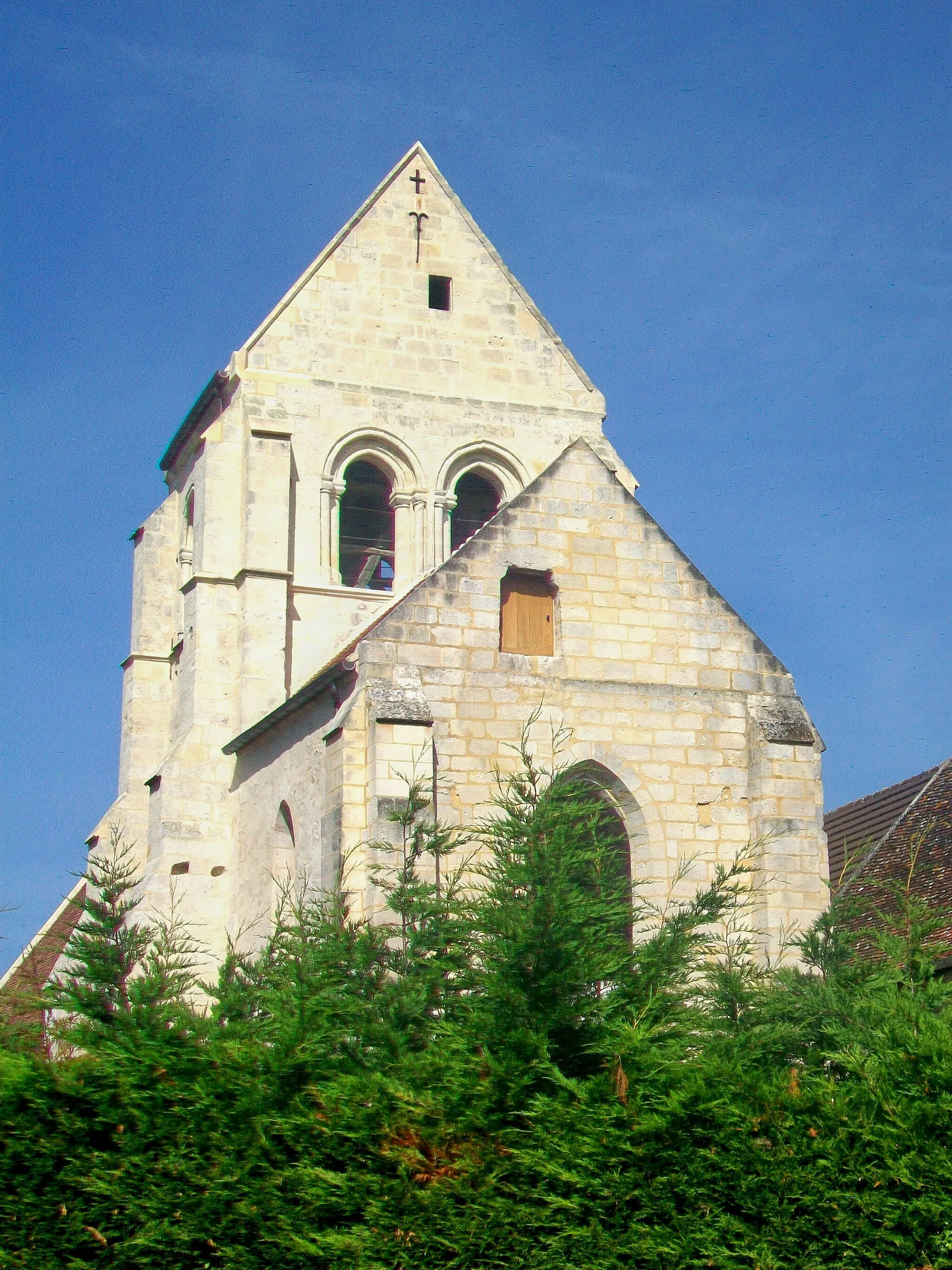 Photo showing: Chevet et clocher, depuis l'est.