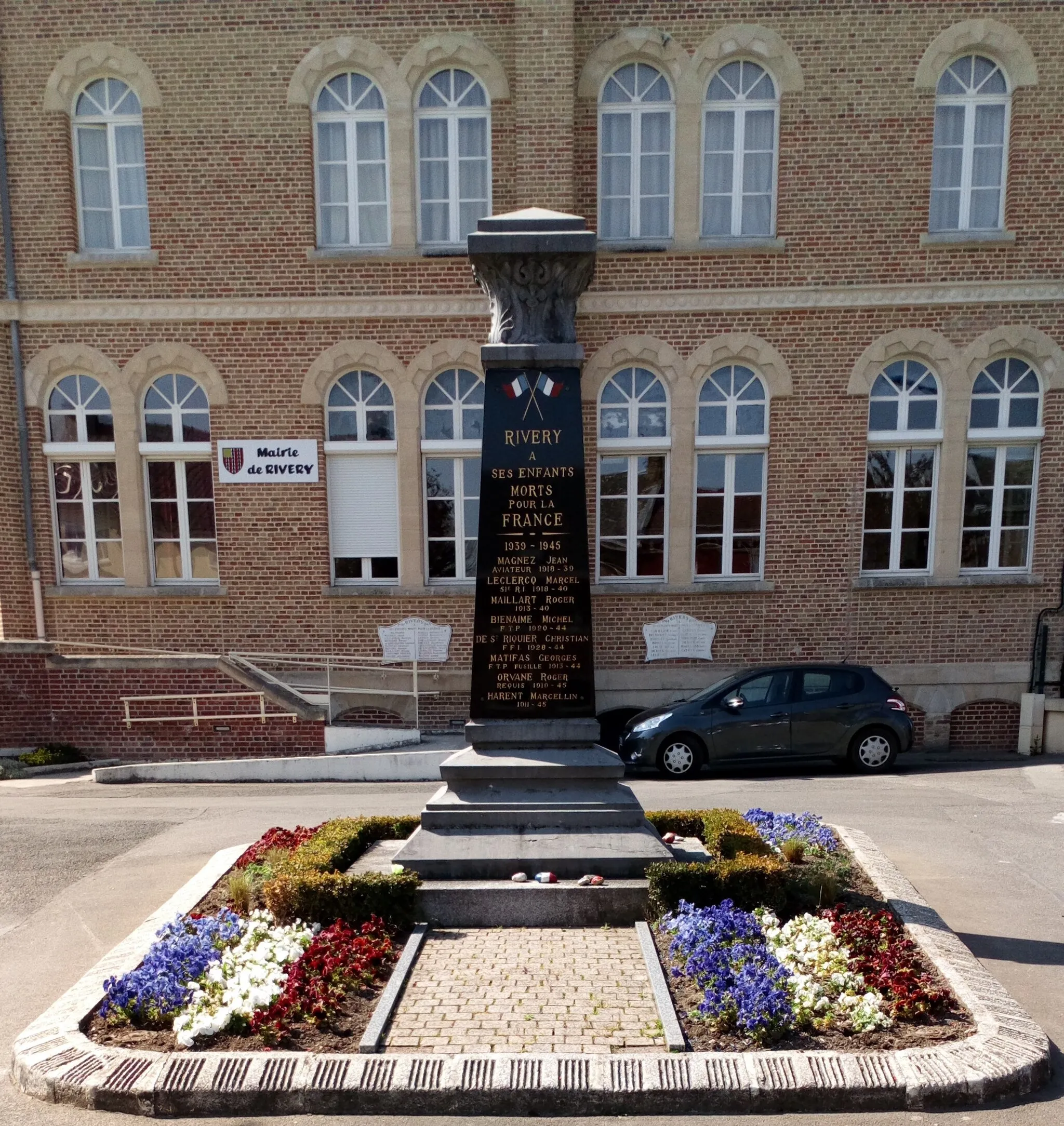 Photo showing: Monument aux morts de Rivery‎, devant la mairie.